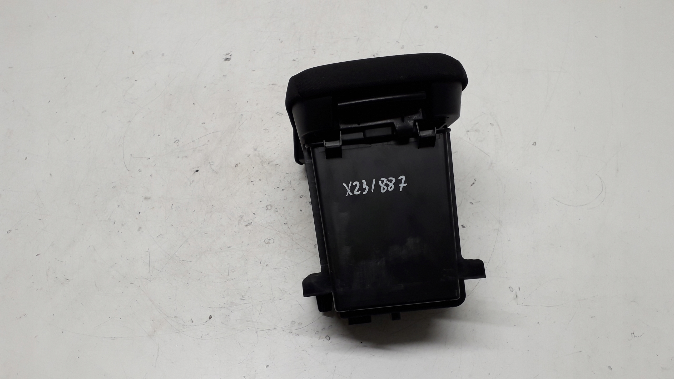 mitsubishi LANCER 8 VIII подлокотник 8011A223