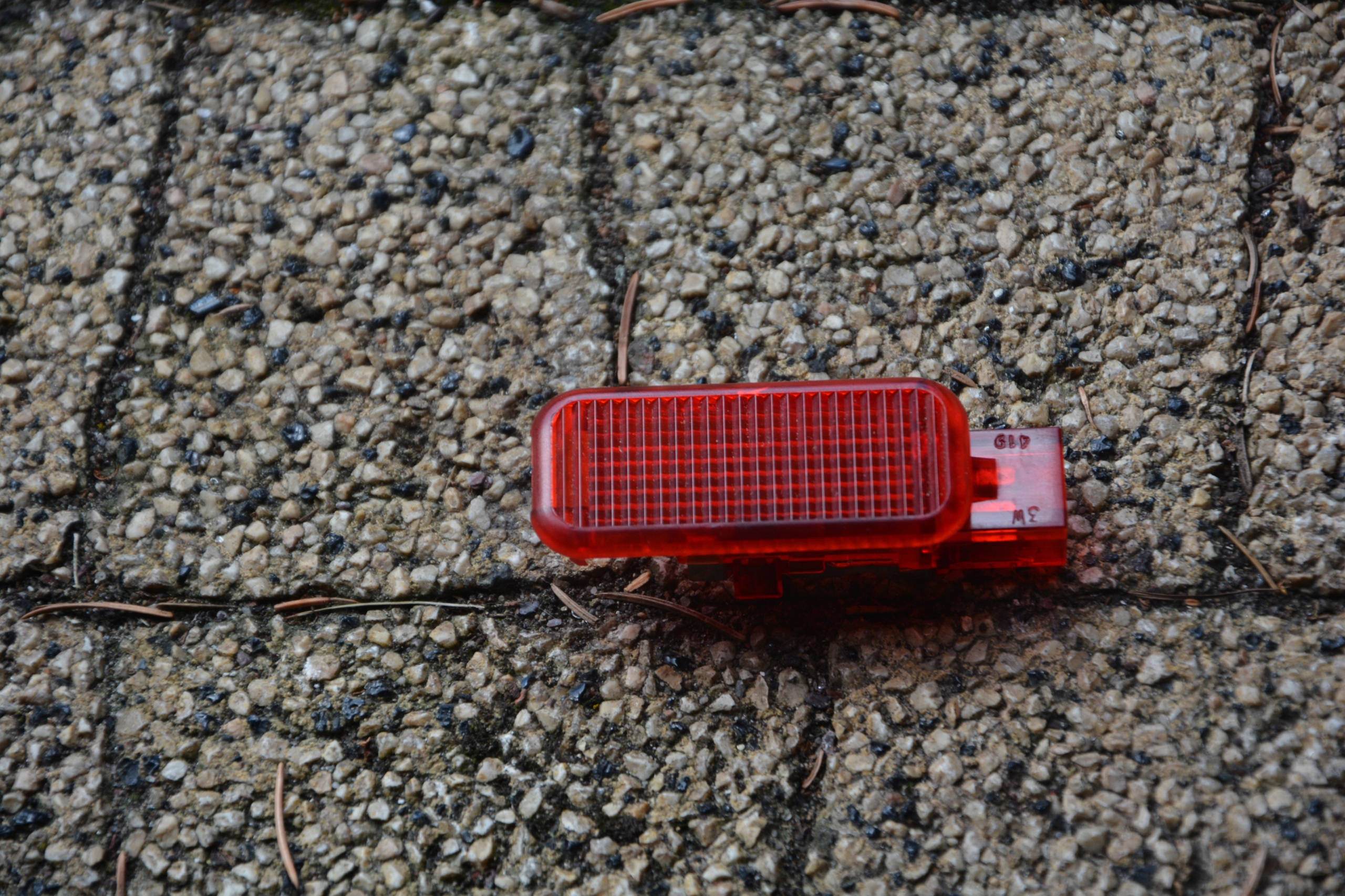 LAMPKA OŚWIETLENIE BOCZKA DRZWI AUDI A8 D3 LONG 8D0947411