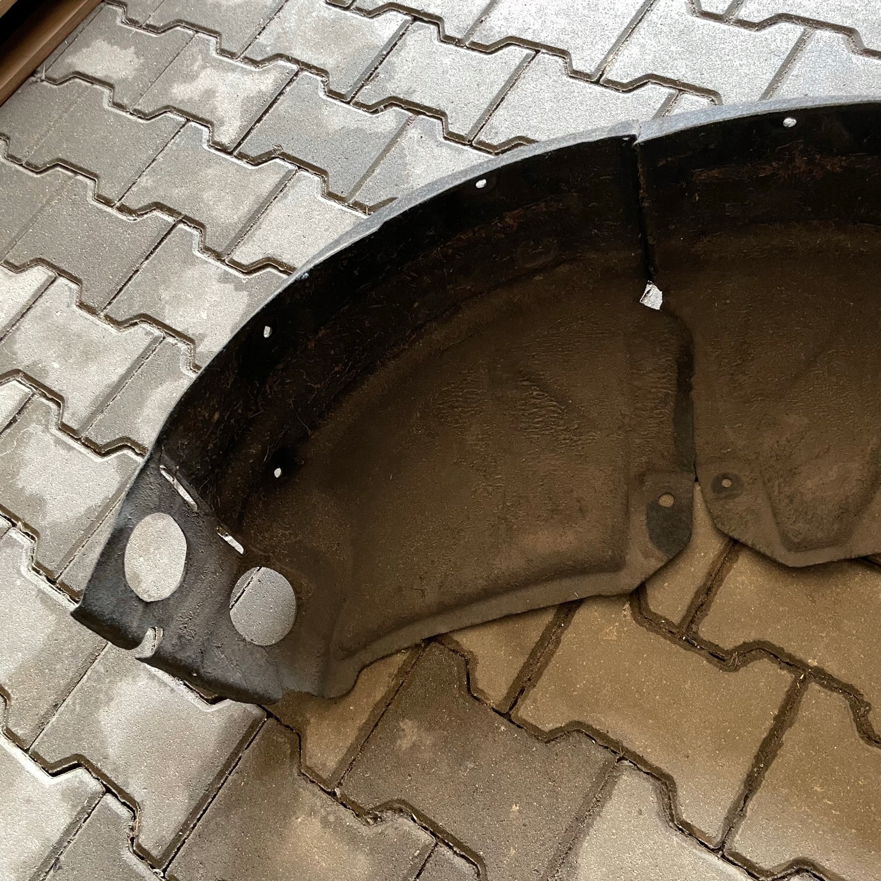 RENAULT MEGANE IV KOMBI MUDGUARD REAR. LEFT REAR PART