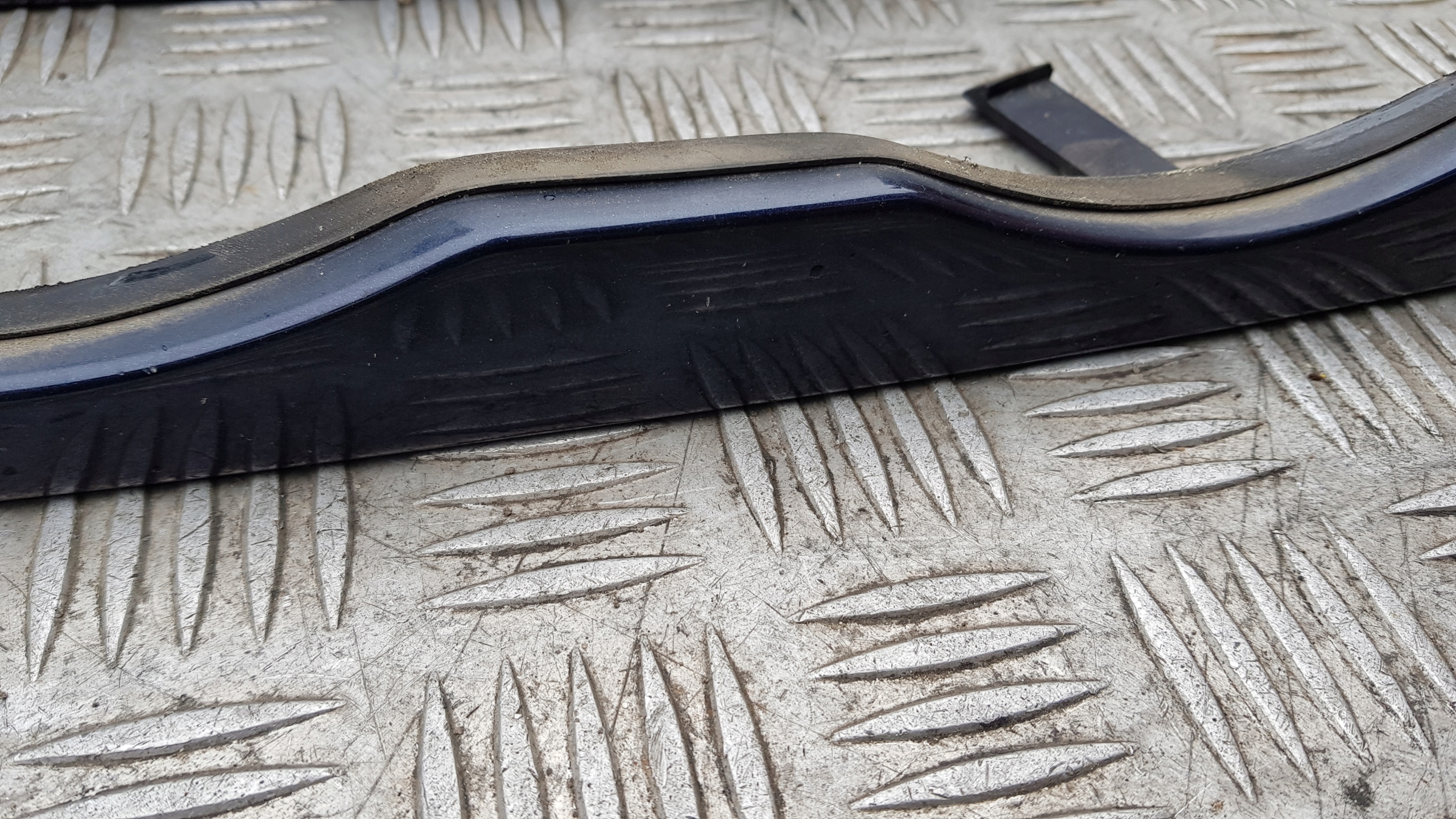 BMW 3 E46 moulding below LAMPE GRANATOWA ORIENTBLAU left or right