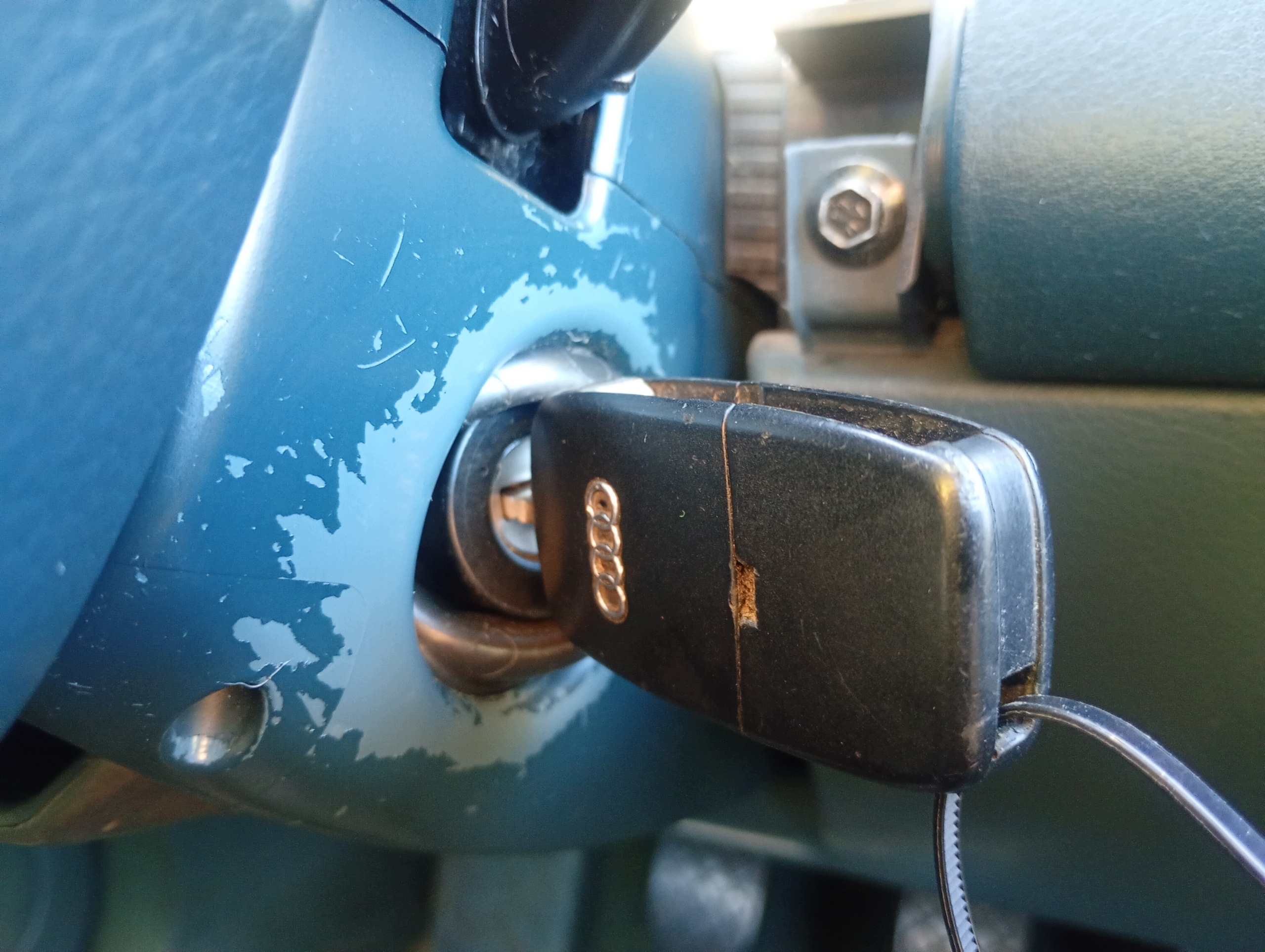 ignition z kluczykiem Audi A6 C5 97-05 2.4