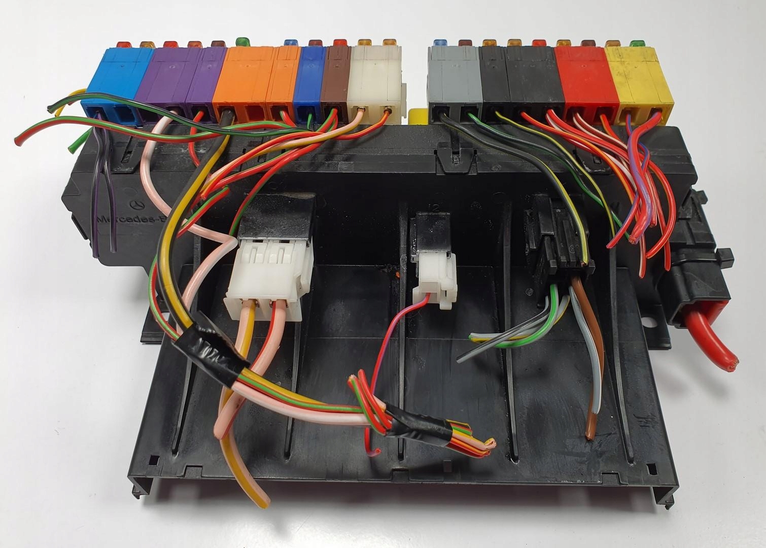 SKRZYNKA BEZPIECZNIKÓW MERCEDES R230 08045151667 Typ samochodu Samochody osobowe