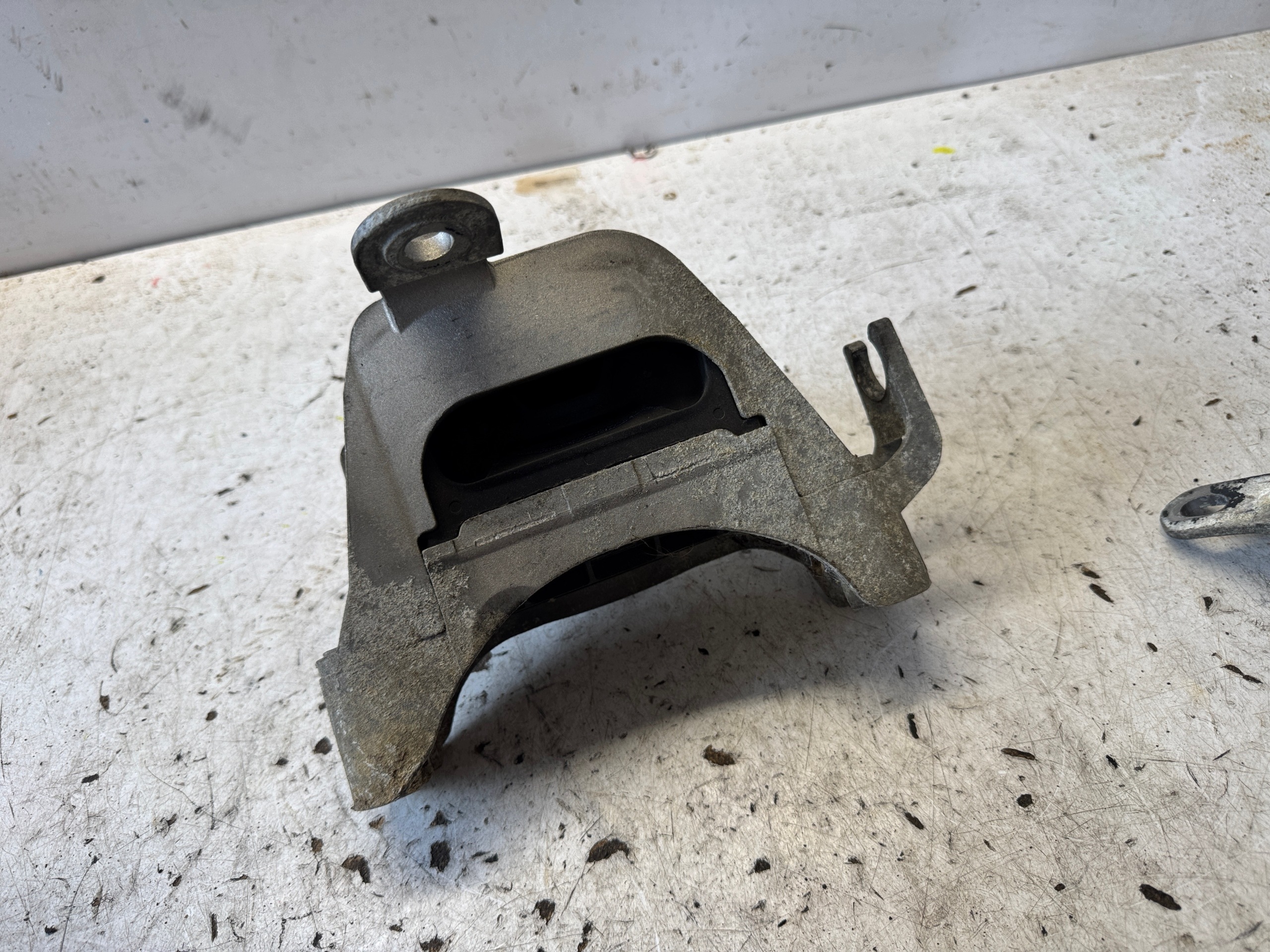 OPEL ASTRA J LIFT holder engine mount 13346761 Q7 1.6 CDTI