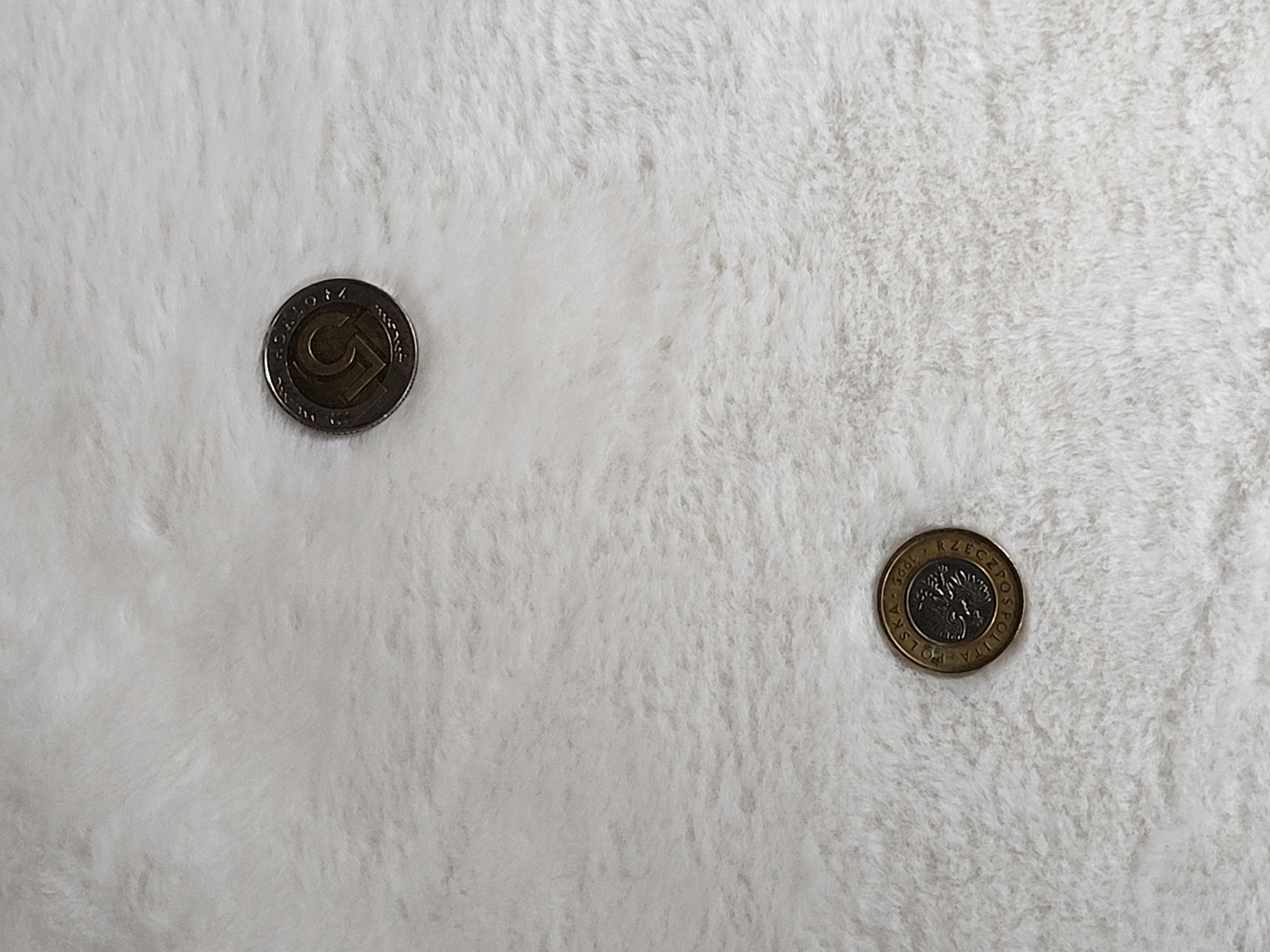 italský bílý umělý kožíšek s krátkým vlasem