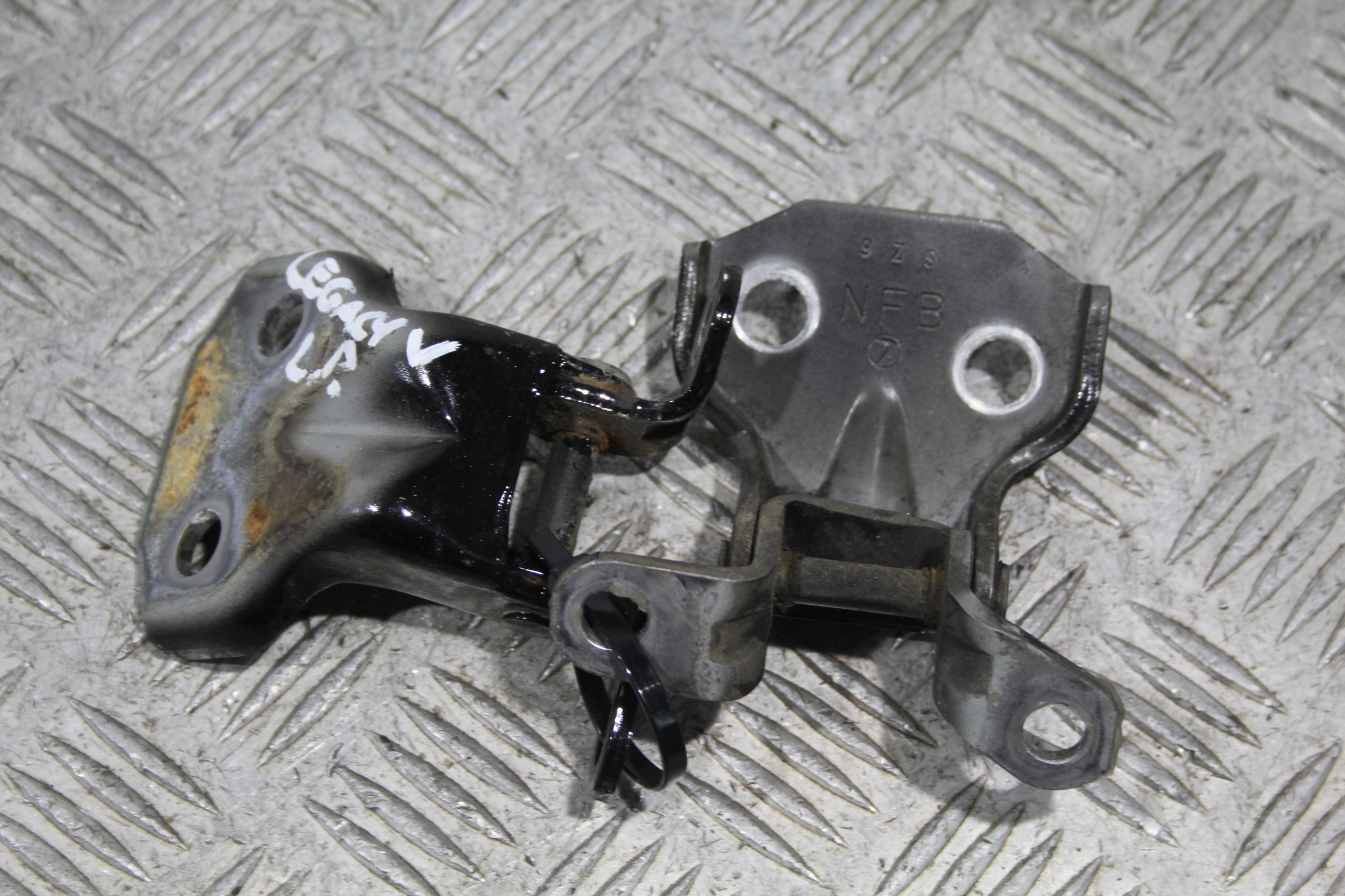 hinge door left front SUBARU LEGACY V 5