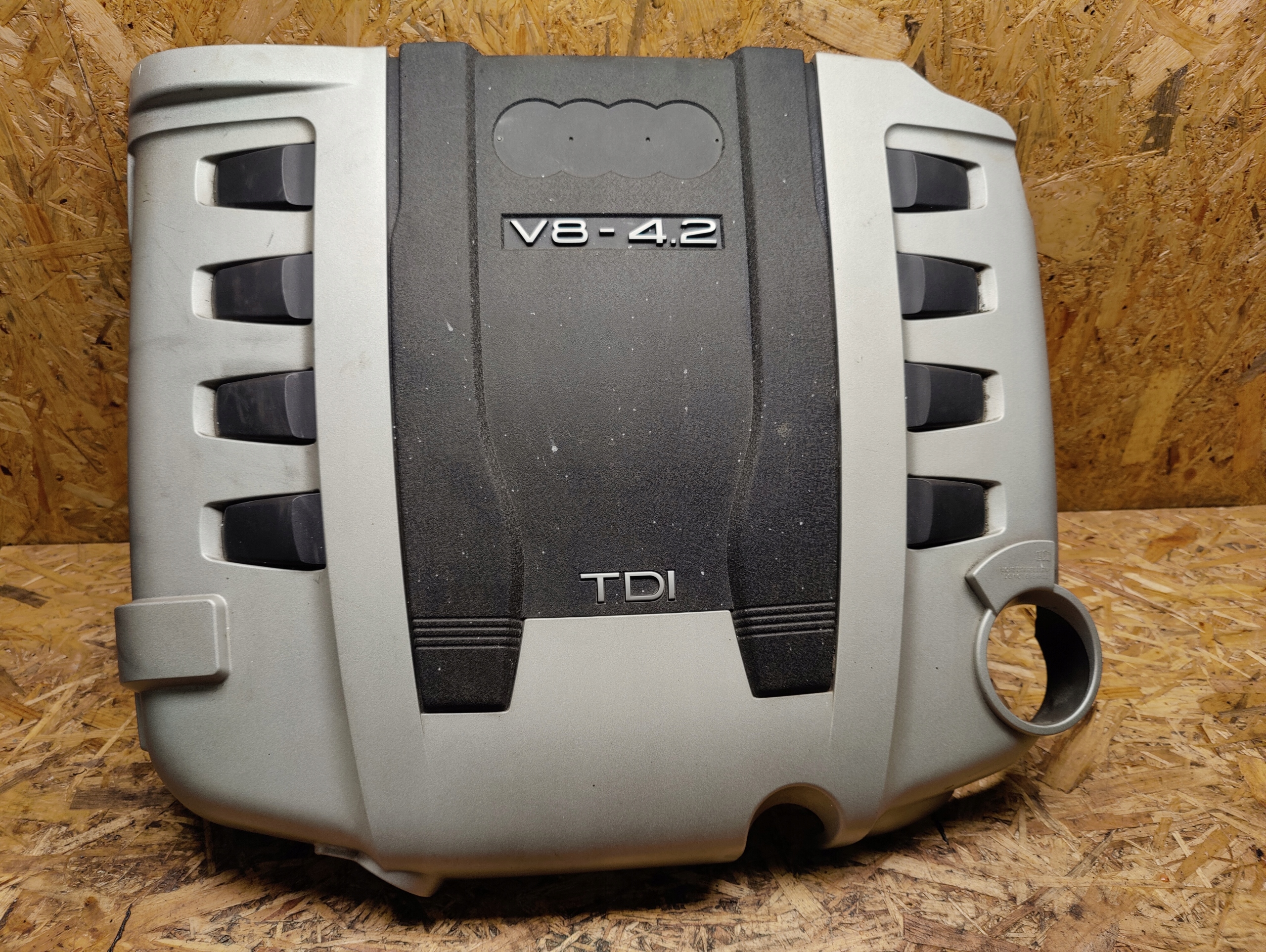 057103325 - Крышка капота двигателя AUDI Q7 4.2 V8