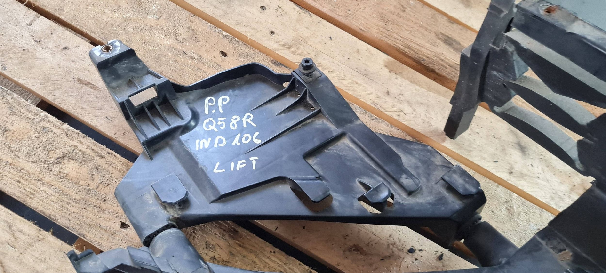 Q5 8R SQ5 LIFT bracket support holder lights right front 8R0805608B
