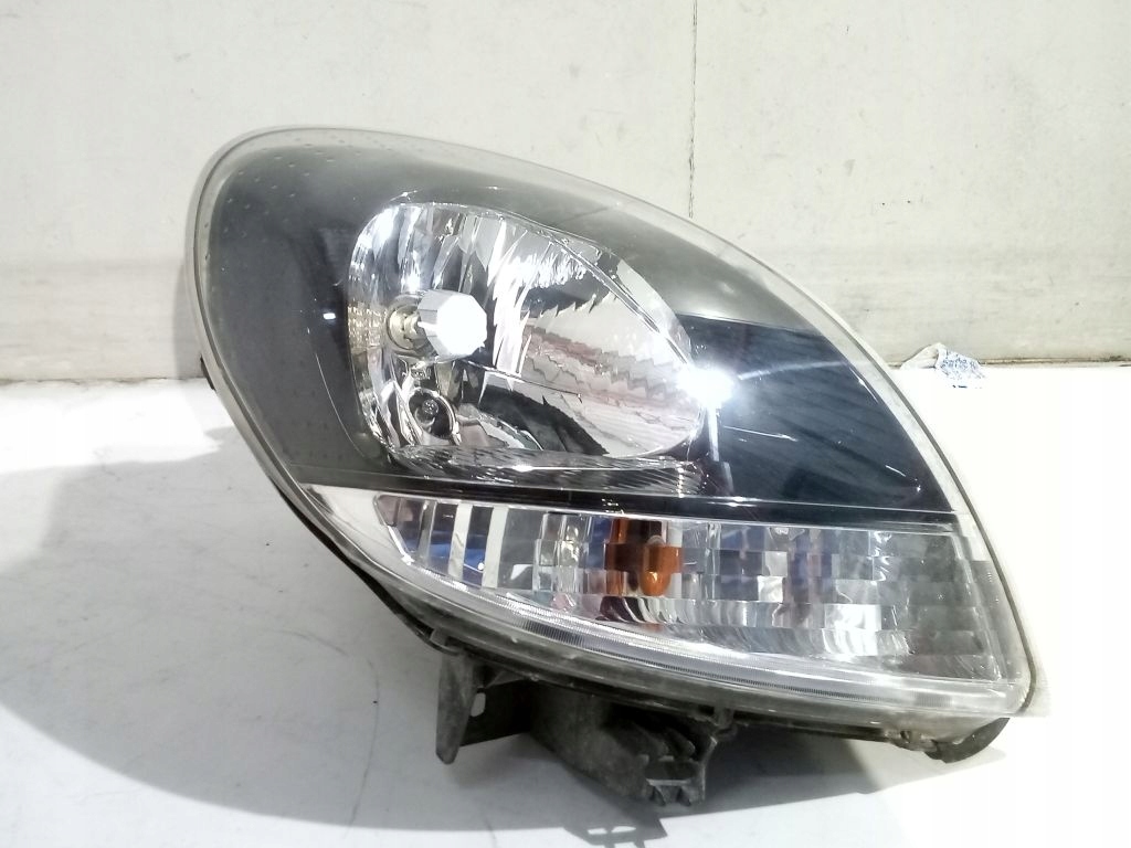 Renault Kangoo and lift light right front front