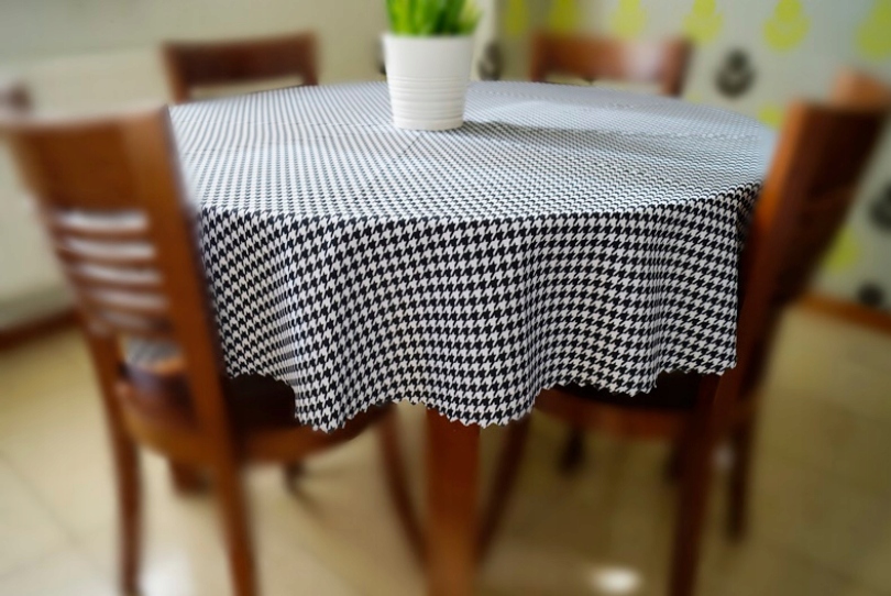 

Obrus plamoodporny w Pepitkę Koło 140cm