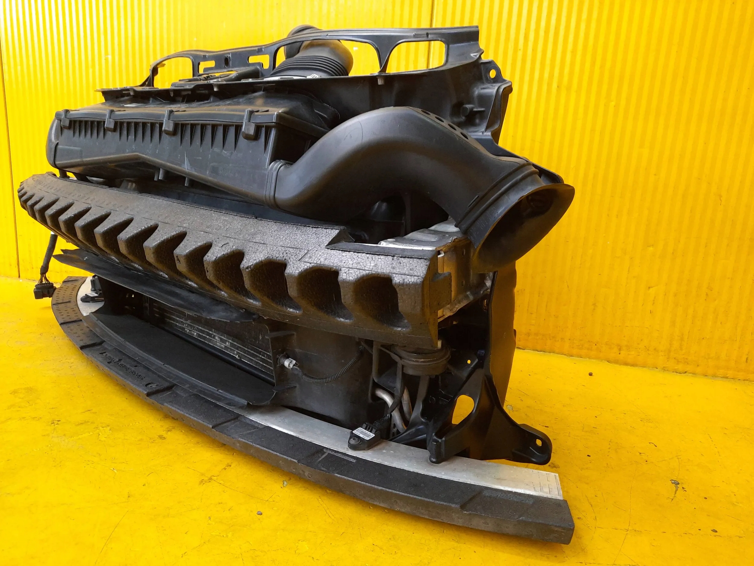 Panamera 970 4.8 PAS PRZÓD CHŁODNICE 97010606106 Jakość części (zgodnie z GVO) O - oryginał z logo producenta pojazdu (OE)