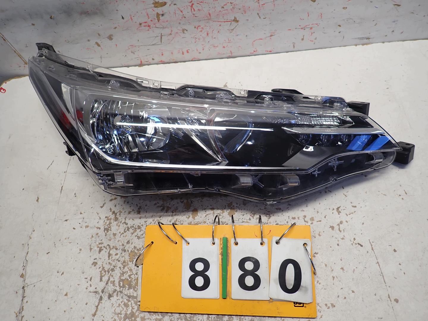 light front front right TOYOTA COROLLA E16 LIFT 2016- 81110-02L50