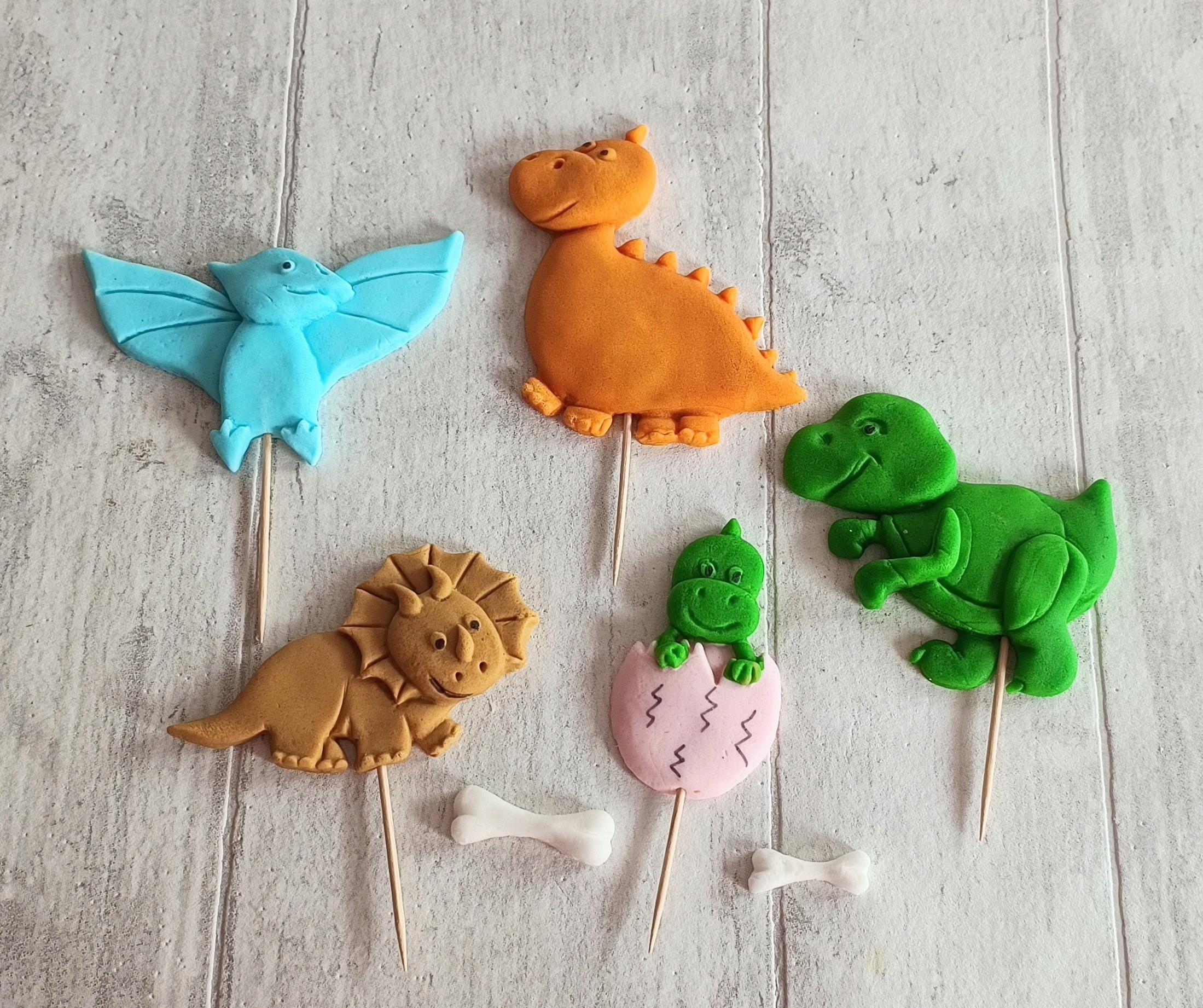 kolorowe Dinozaury dinusie z masy cukrowej Zestaw dekoracji 2D