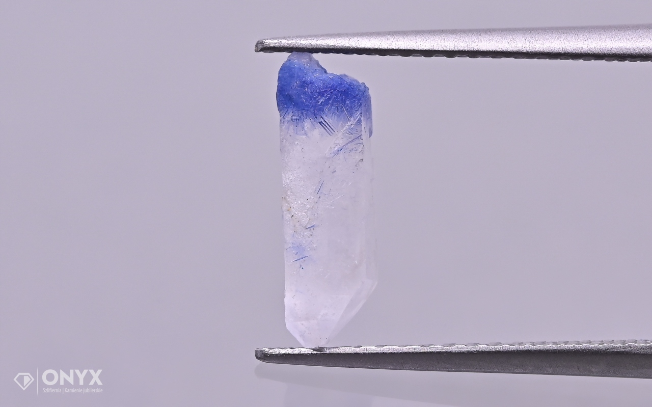 Křemen s dumortierytem přírodní křišťál 11x3,5 mm