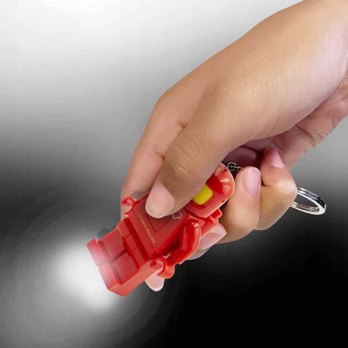 LEGO LATARKA BRELOK FIGURKA ASTRONAUTA SPACE CLASSIC RED 2xLED LGL-KE10HR Materiał metal plastik