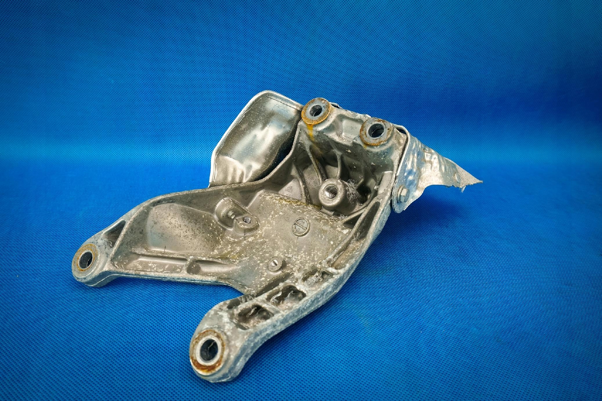 engine supporting mount Audi A4 A6 2.0TDI 4G0199308AA