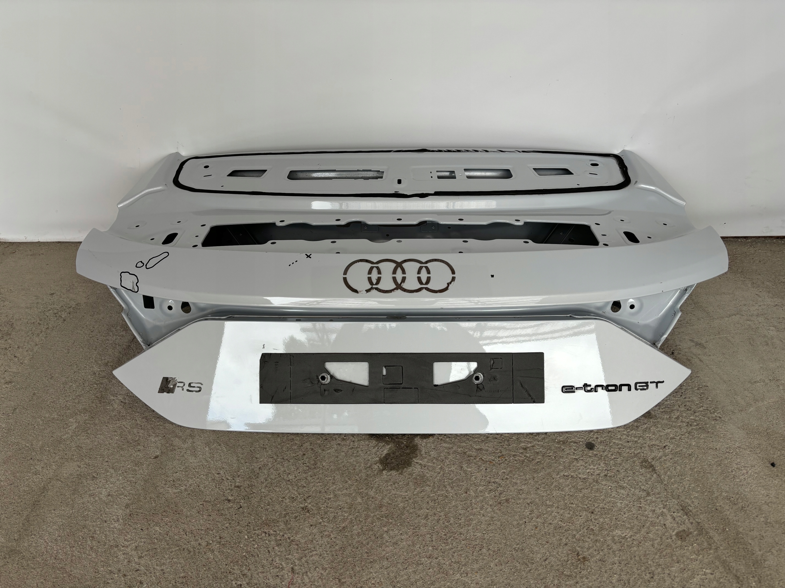 AUDI Е-ТРОН GT КРИШКА БАГАЖНИКА ЗАД. ПОЗНАНЬ (==КОМПАНІЯ==)