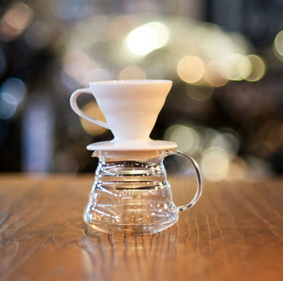 HARIO DRIP ZAPARZACZ PLASTIKOWY BIAŁY V60-02 Kolor dominujący biały