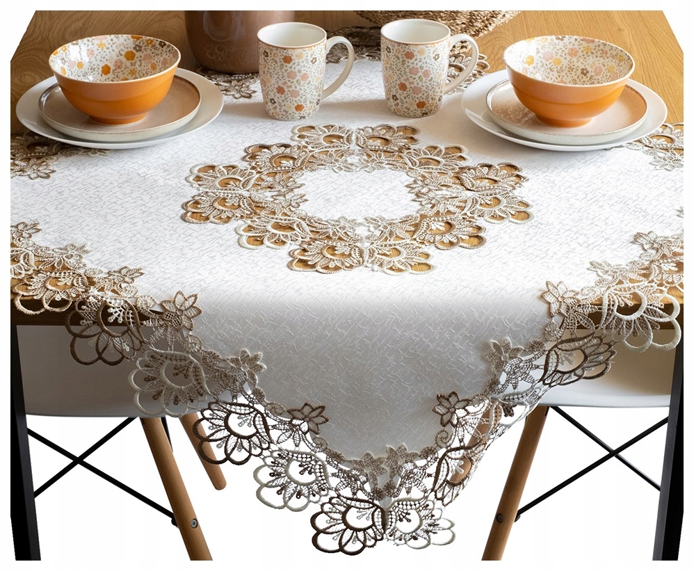 

Obrus Biały kwadratowy 85x85 z brązową gipiurą