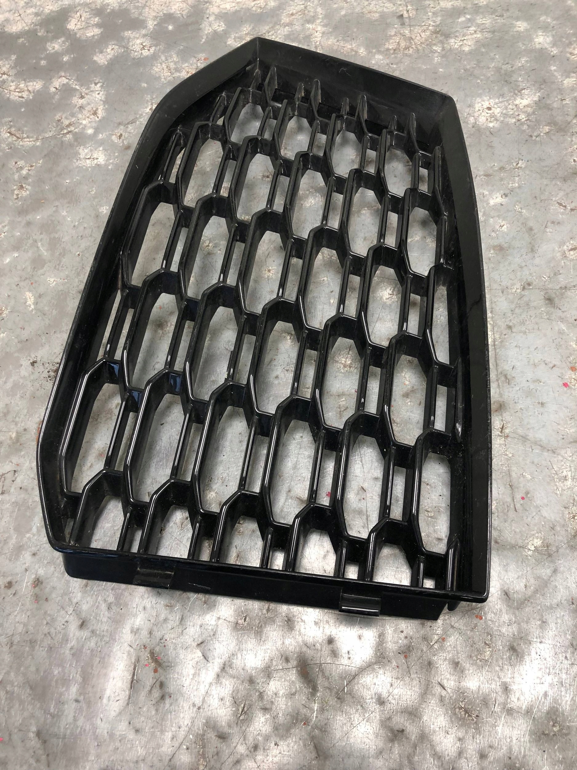 grid of a bumper left front AUDI RS5 8W6807681P