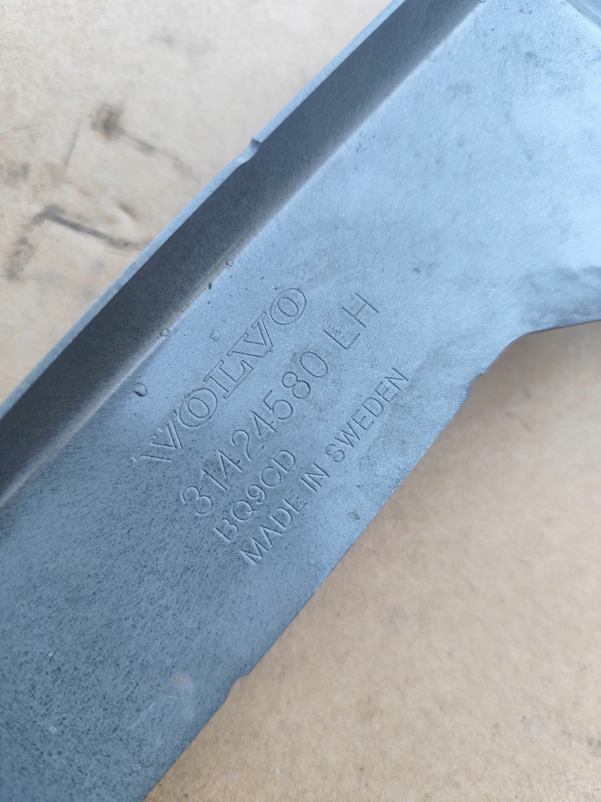 VOLVO XC60 II Support plaque Console Aile Droite Gauche