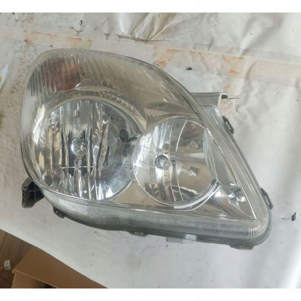 light right front Toyota Corolla Verso 2002