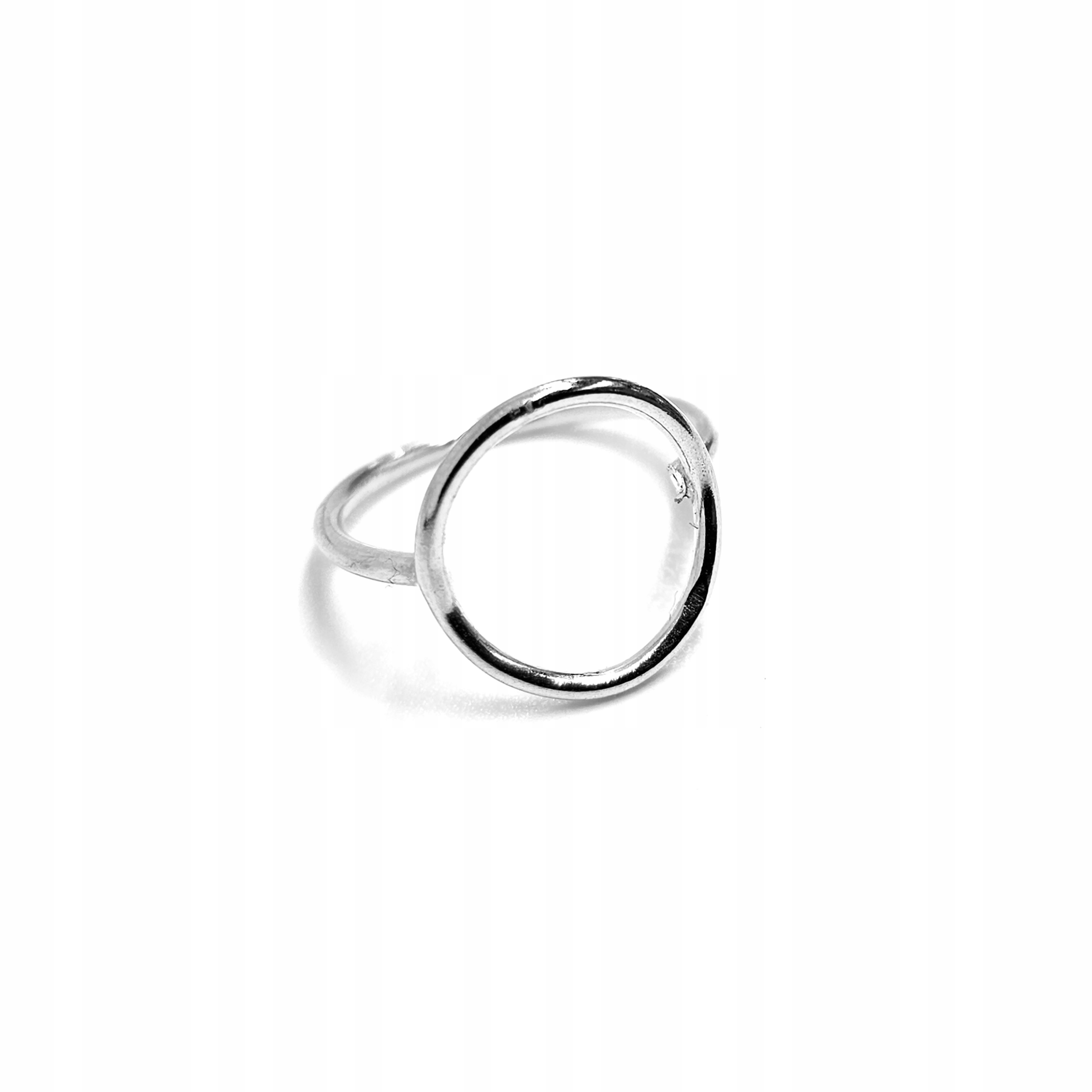 Stříbrný prolamovaný prstýnek ve tvaru kruhu bez kamenů, stříbro 925