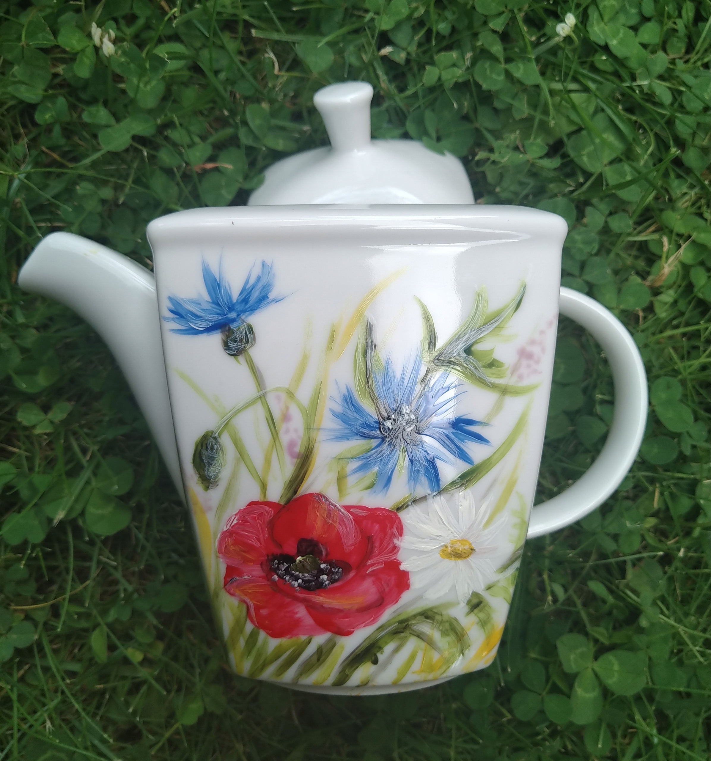 Ručně malovaná konvička polní květiny