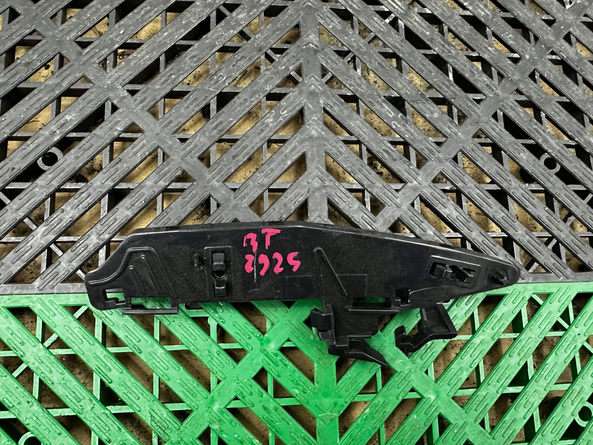 bumper bracket of the front BMW X3 G01 7399982