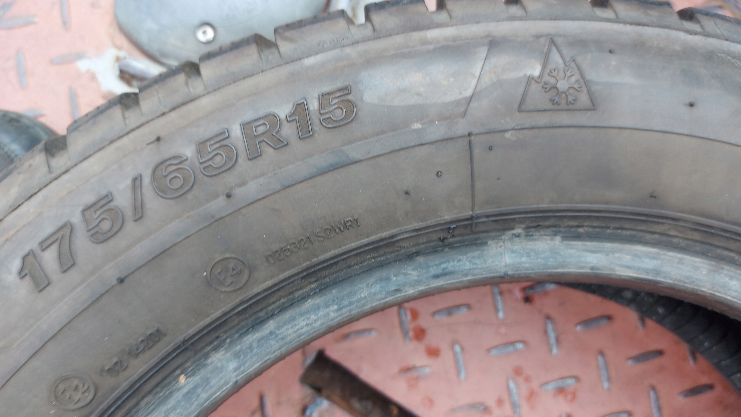FIRESTONE WINTERHAWK 3 175/65R15 Reifen Winter- 6,5mm