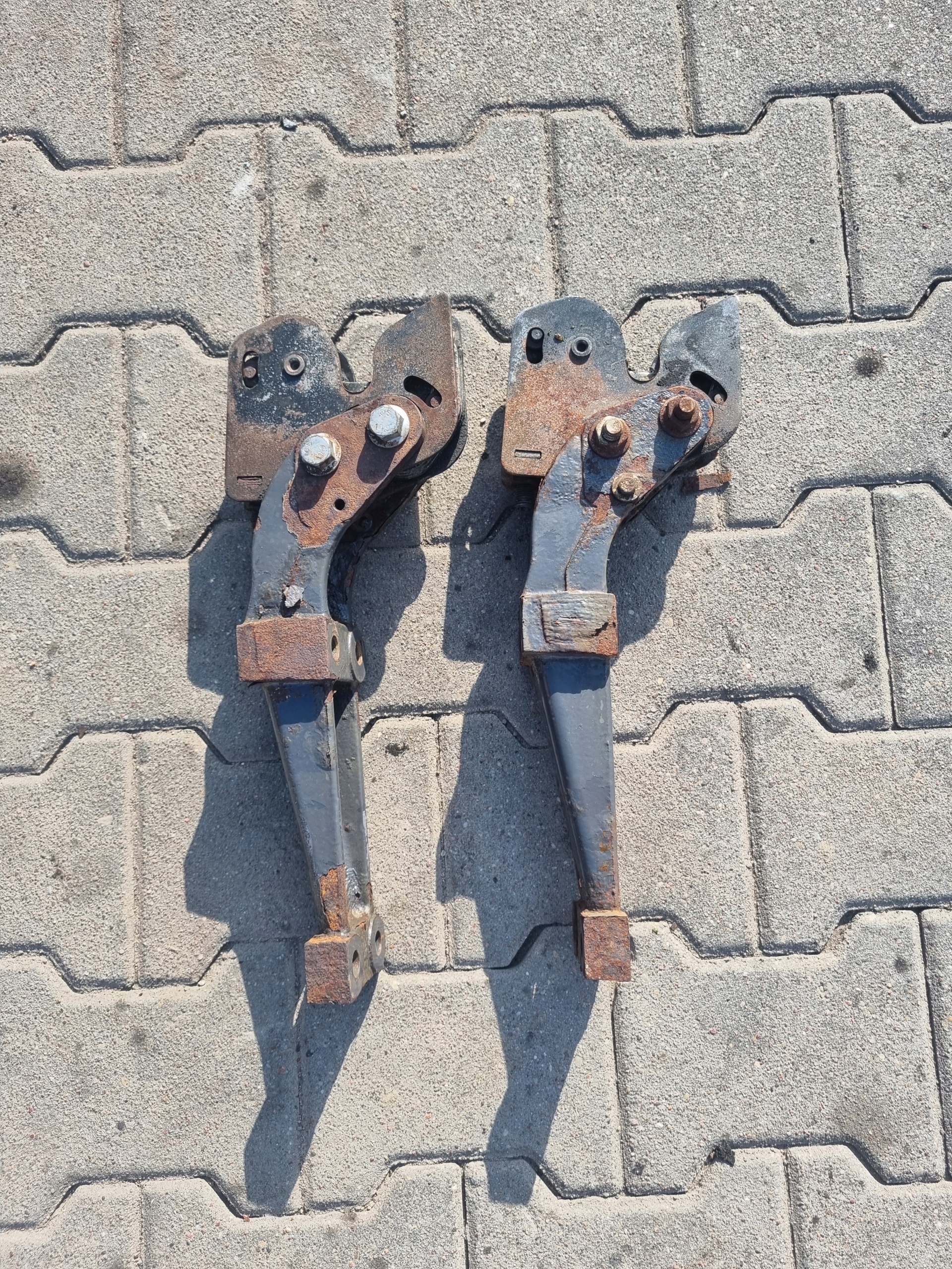 MOCOWANIE PODSTAWA WSPORNIK ZAMKA KABINY VOLVO FE