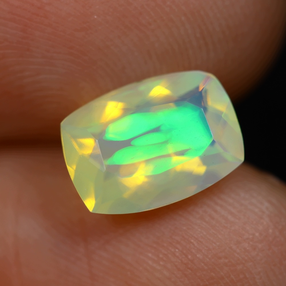Přírodní opál 1.56 ct Cushion Etiopie certifikát Wbd