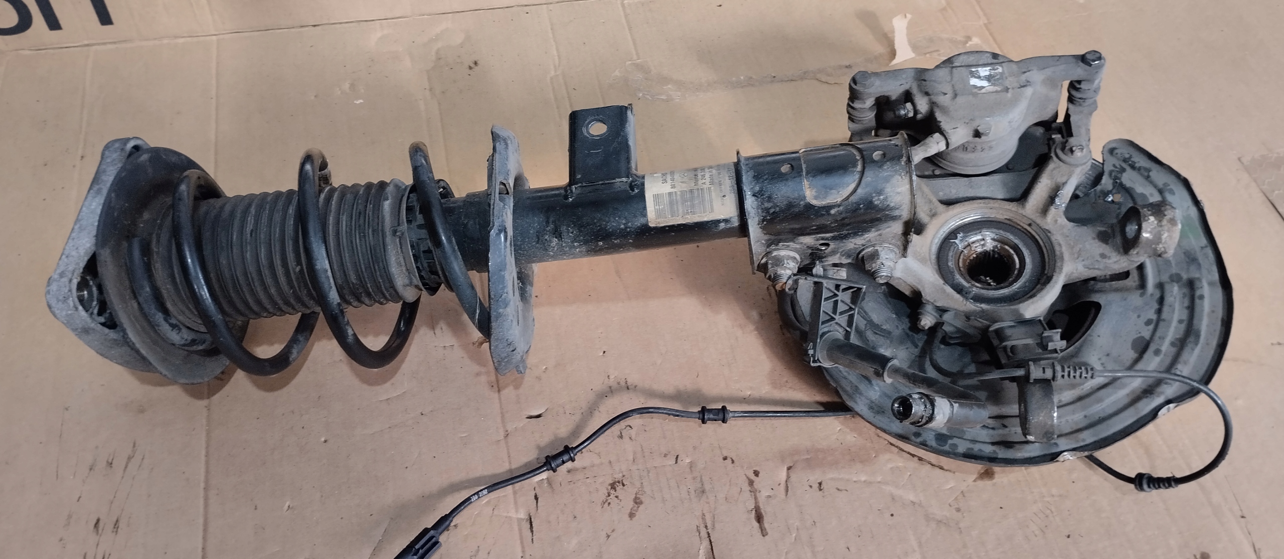 поворотный кулак, цапфа суппорт передний левый MERCEDES b класс W246 1.8 CDI