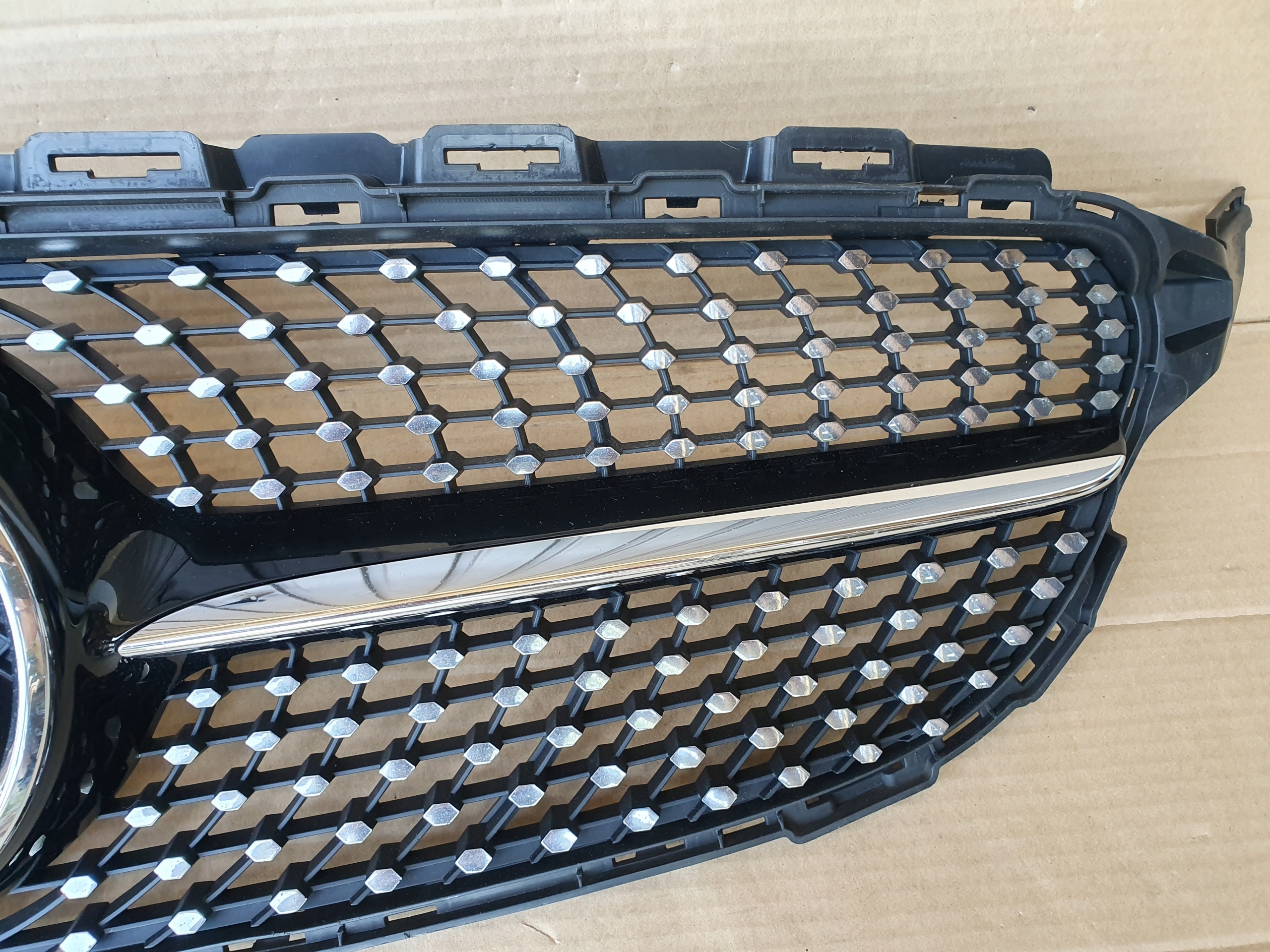 MERCEDES 205 ATRAPA DIAMOND MERCEDES-BENZ GRILL Producent części Mercedes-Benz OE