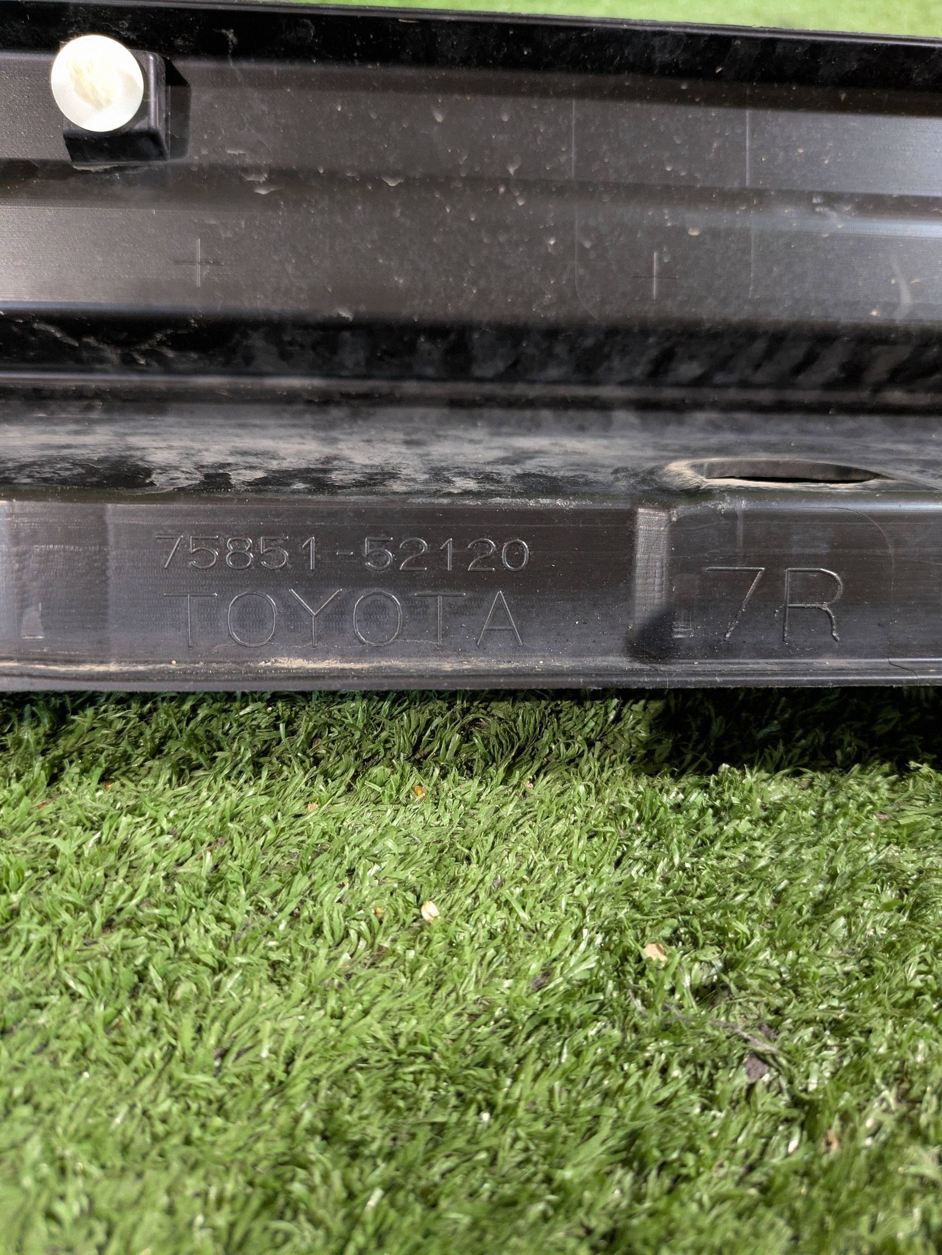 moulding threshold right TOYOTA YARIS CROSS 20- NR.004