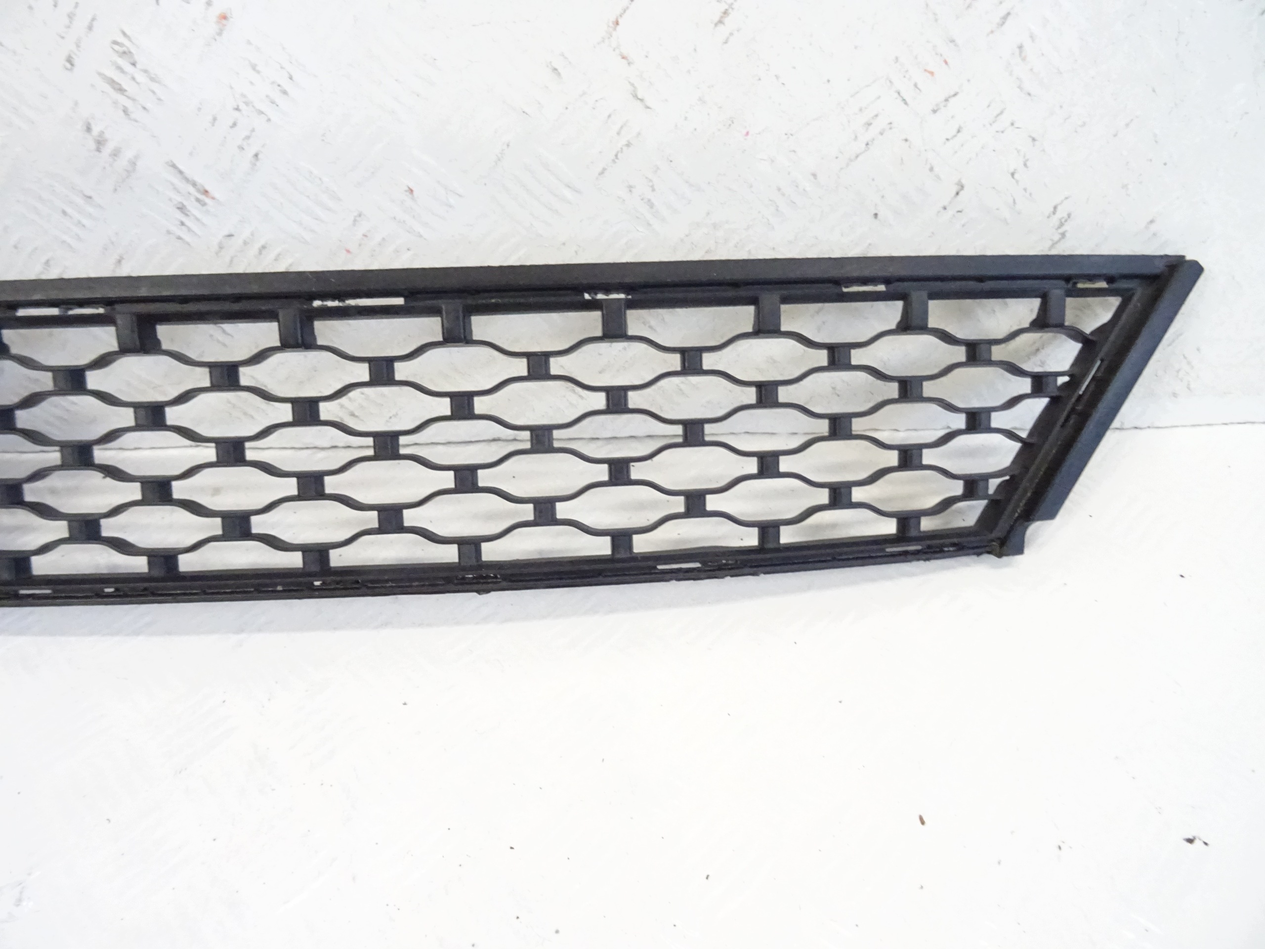 grid of a bumper front central RENAULT TWINGO II LIFT 7701067873