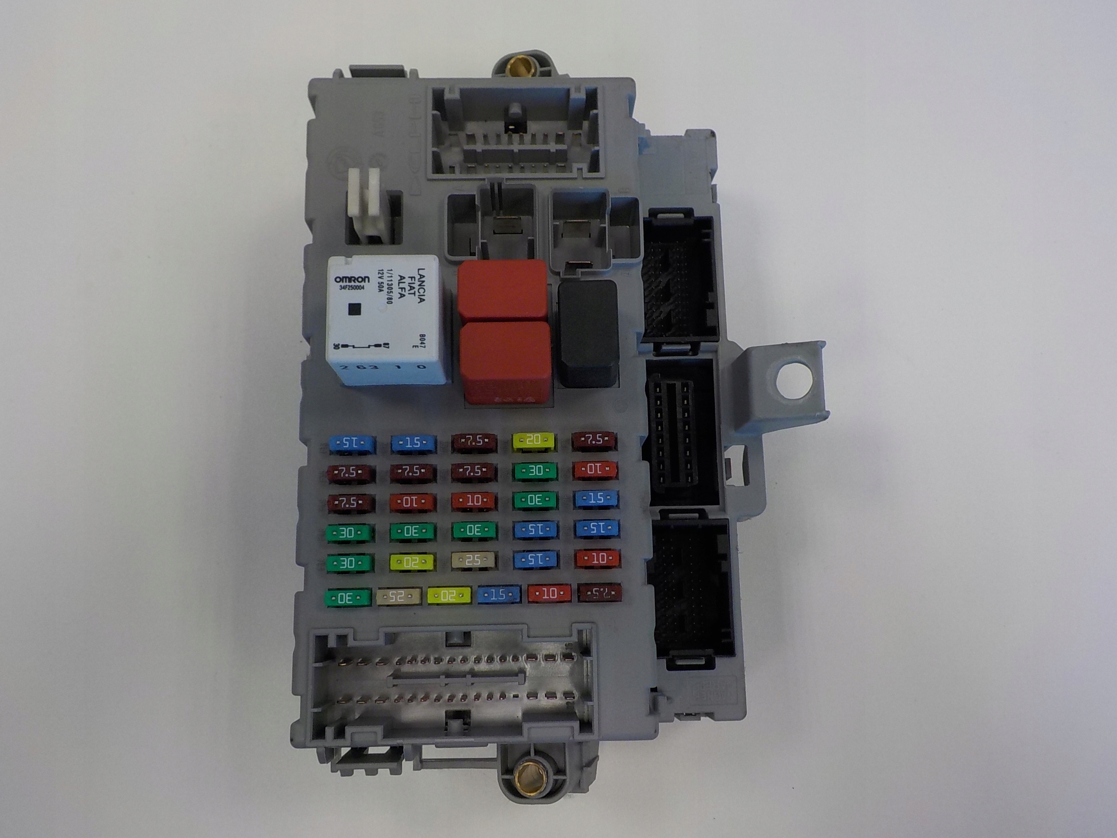 PANEL SKRZYNKA BEZPIECZNIKÓW FERRARI CALIFORNIA Producent części Ferrari OE