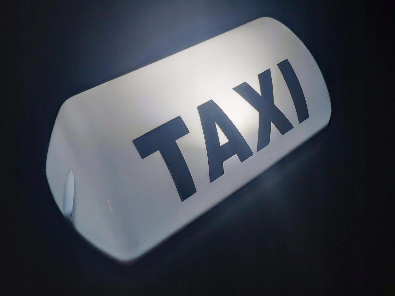 BEZPRZEWODOWA LAMPA KOGUT TAXI LED NA PILOTA BIAŁA Producent części Jacky