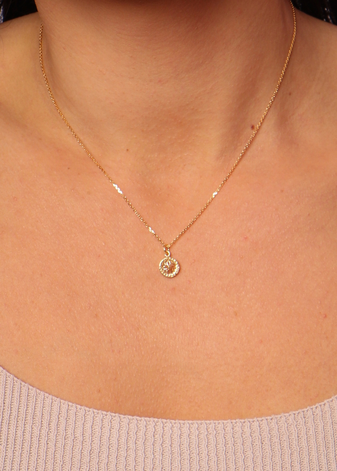 Řetízek s přívěskem a květinou v kroužku