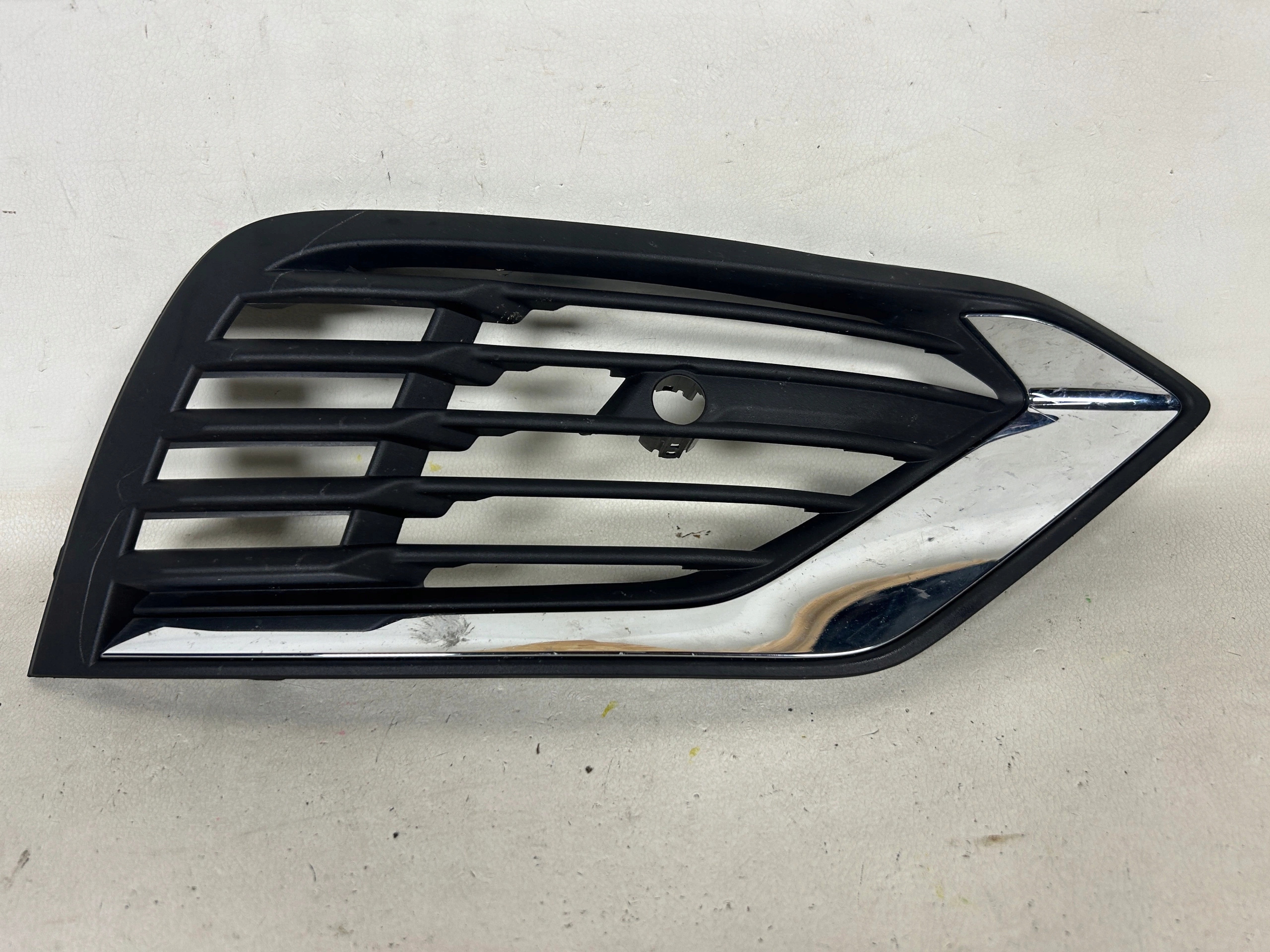 Volvo S60 V60 grid of a bumper right front 31688827