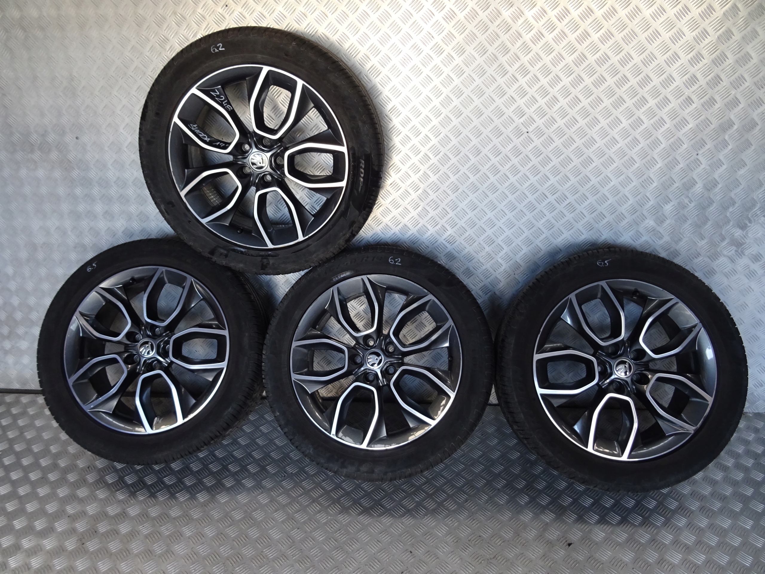 SKODA KOLA 19 ALU 235/50R19 Z248