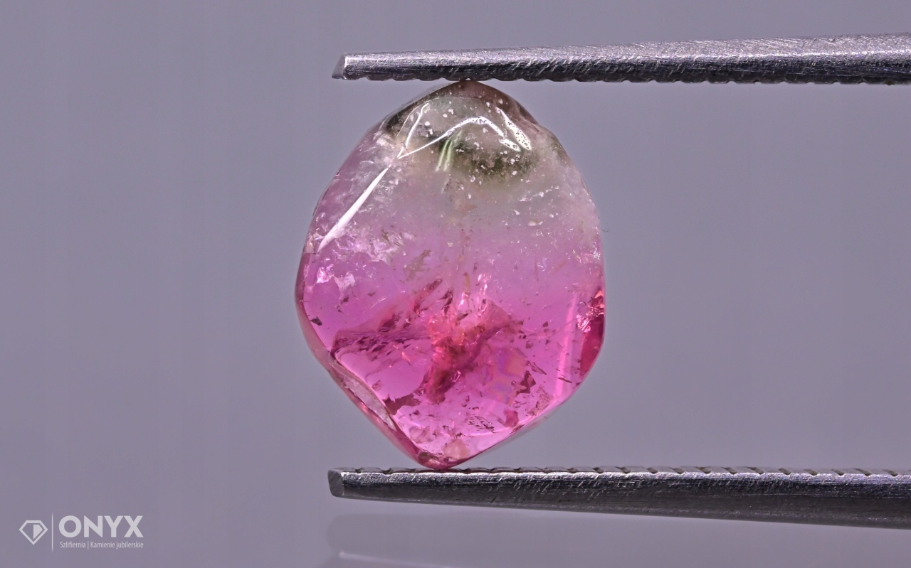 Turmalín konvexní nepravidelná destička 9x7 mm