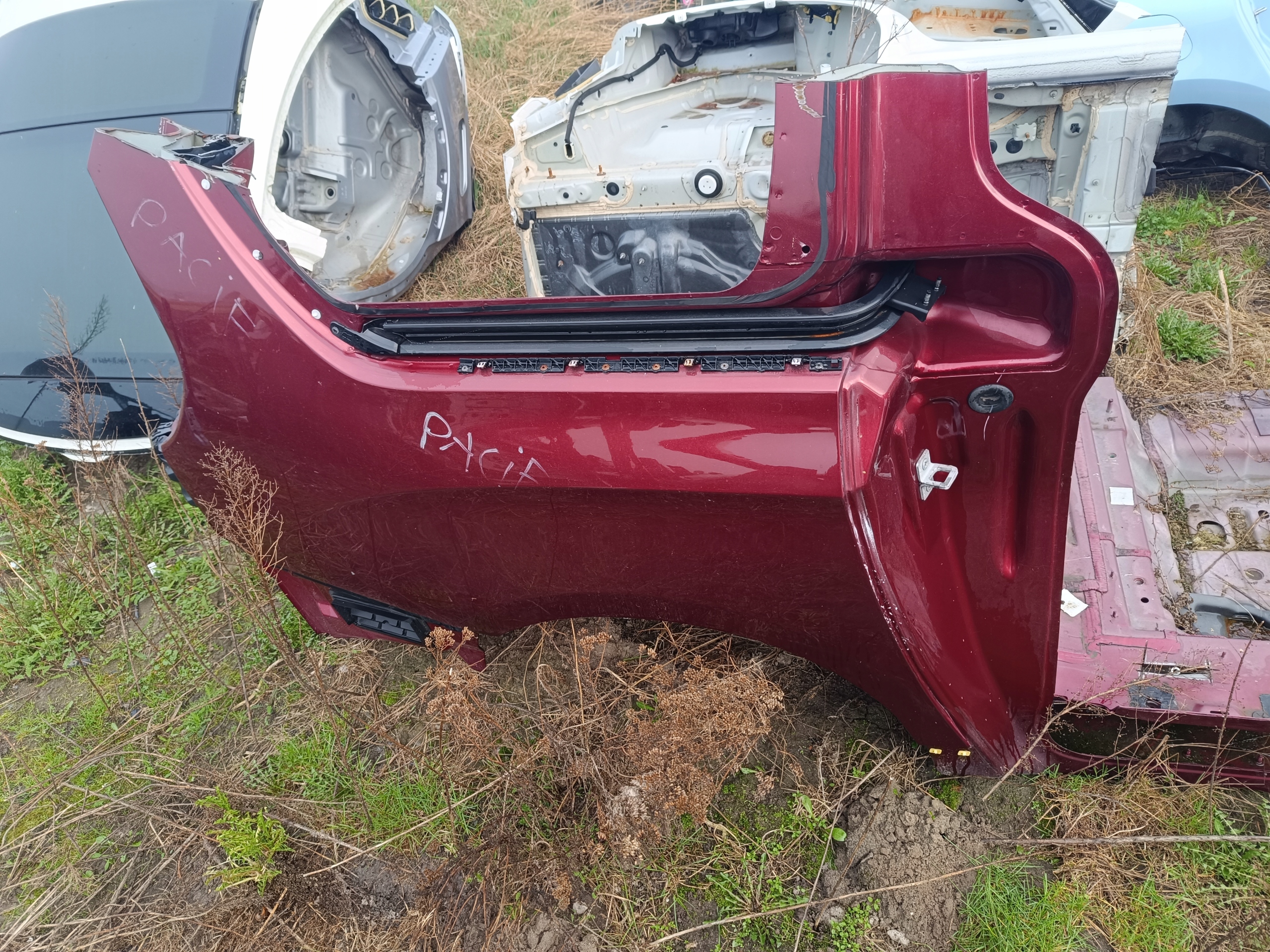 Cwiartka błotnik prawy pacifica 16-