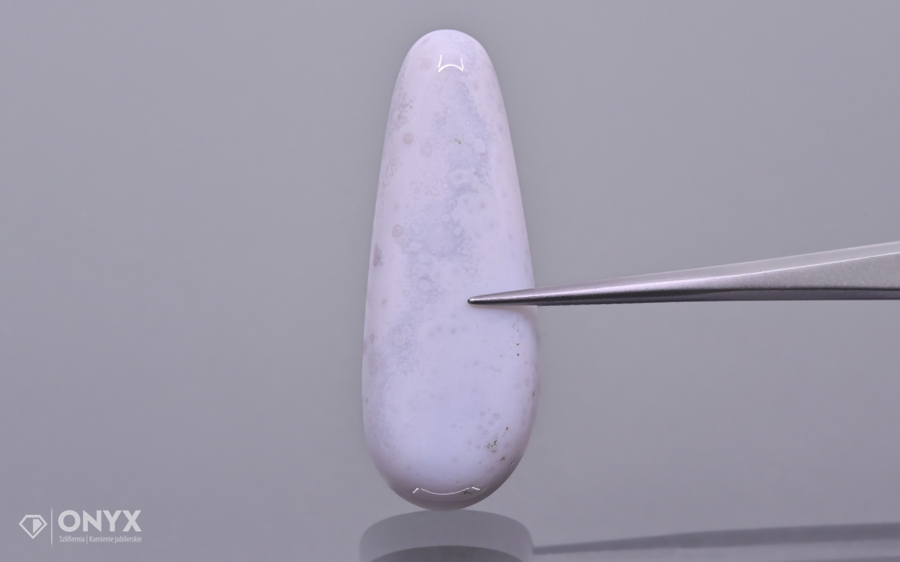 Chalcedon modrá konvexní nepravidelná destička 38,5x14,5 mm
