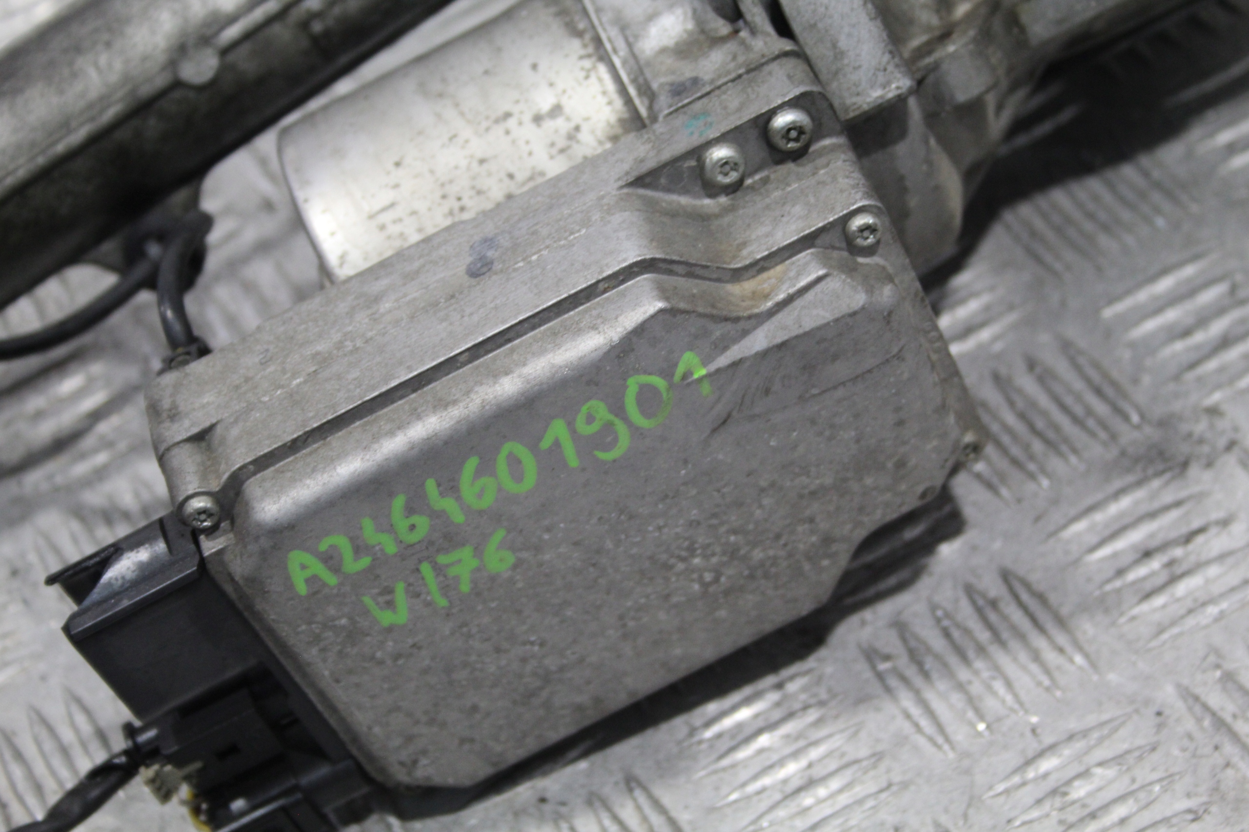 drag rod servo steering A-KLASA W176 A2464601901