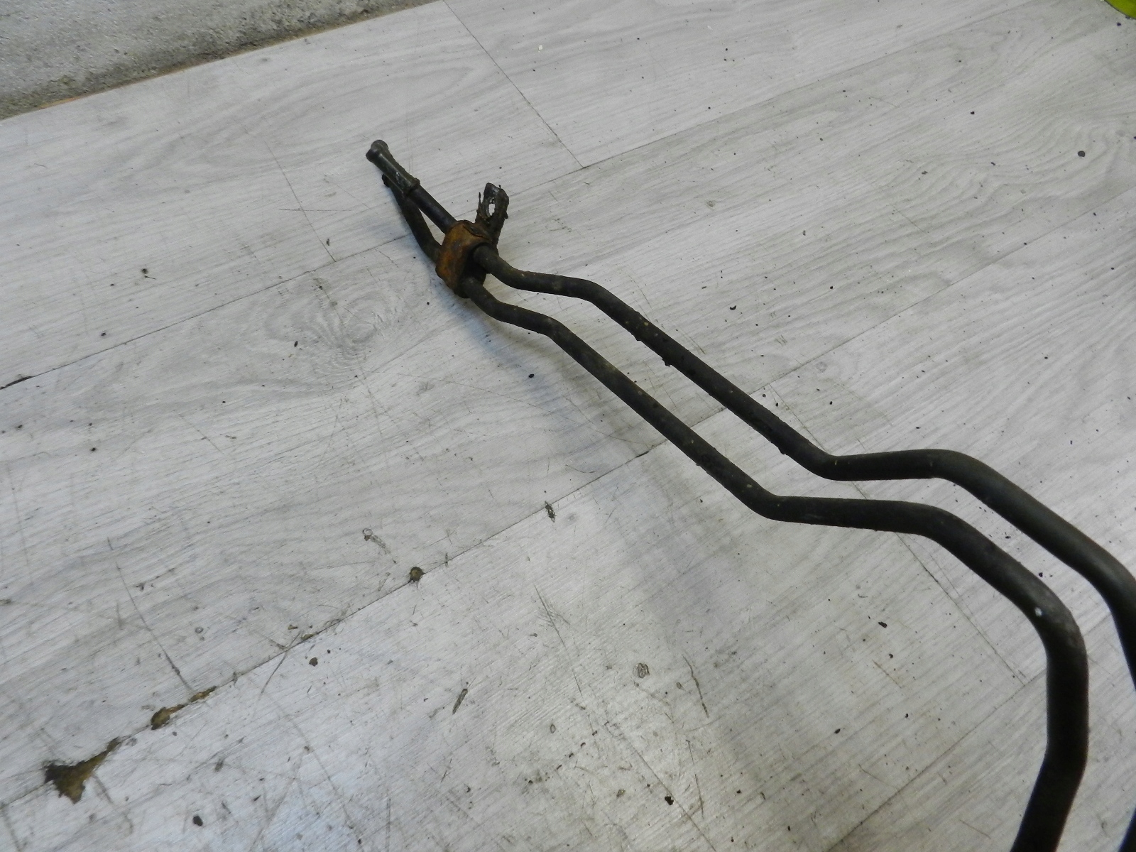 REXTON 06-LIFT THE COOLER ASSISTS THE PIPE