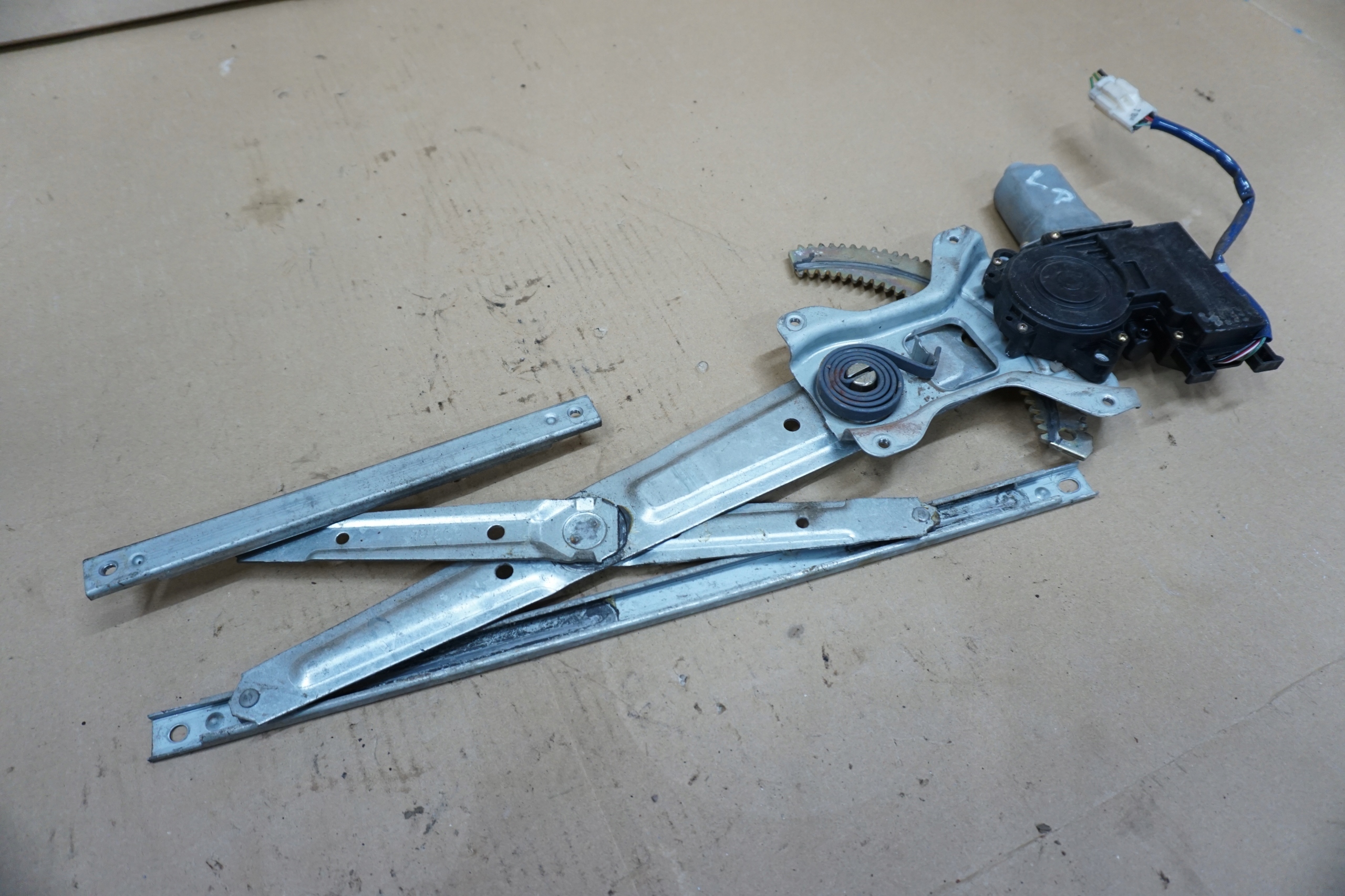 PAJERO PININ PODNOŚNIK SZYB LEWY PRZÓD 3-PINY EU