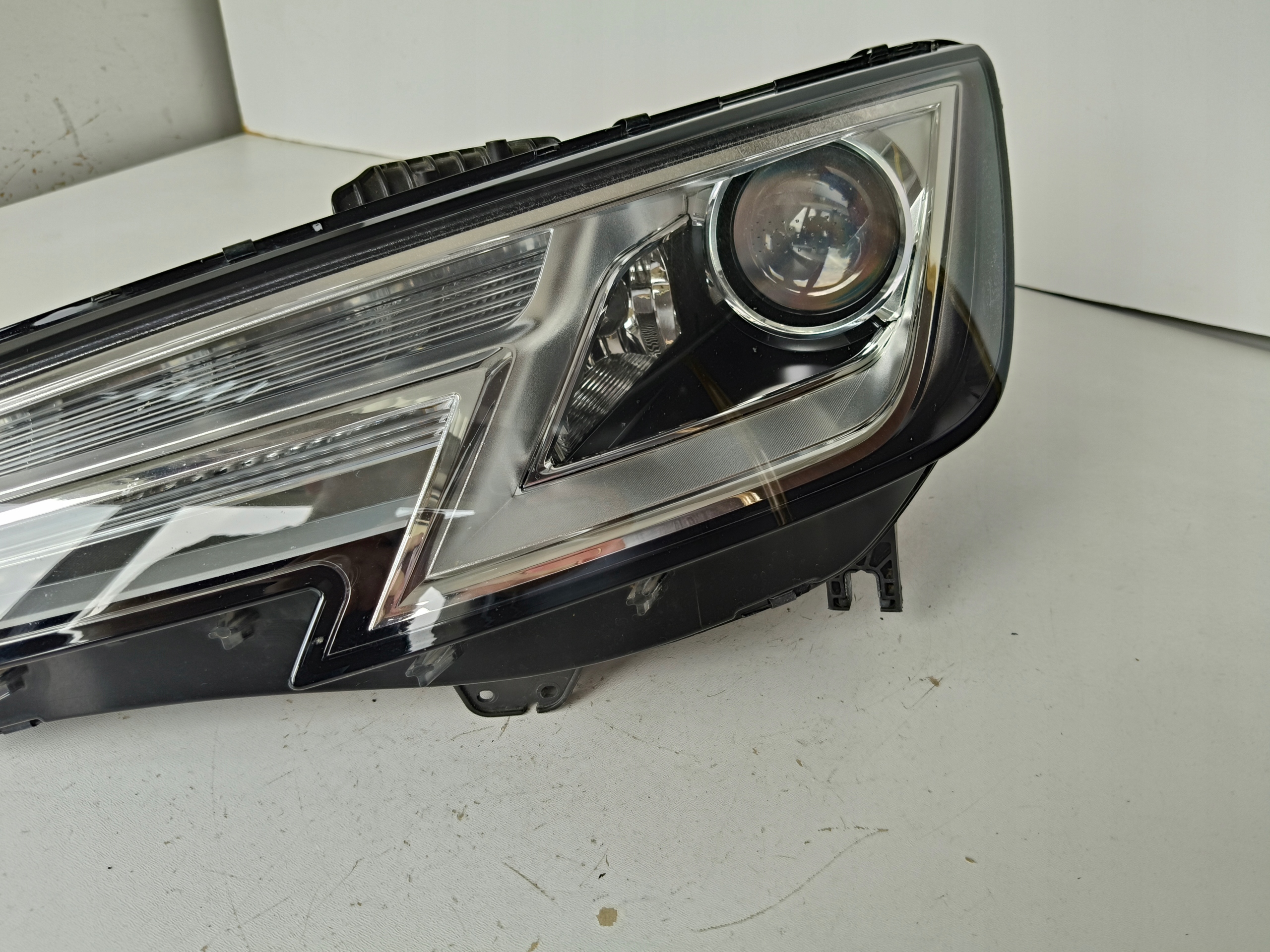 light left REFLEKTOR AUDI A4 B9 8W 8W0 15- XENON LED