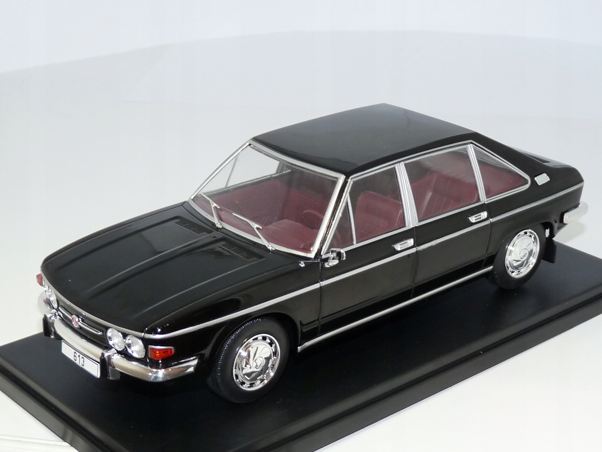 Tatra 613 (1973) 1:24 Whitebox 124166