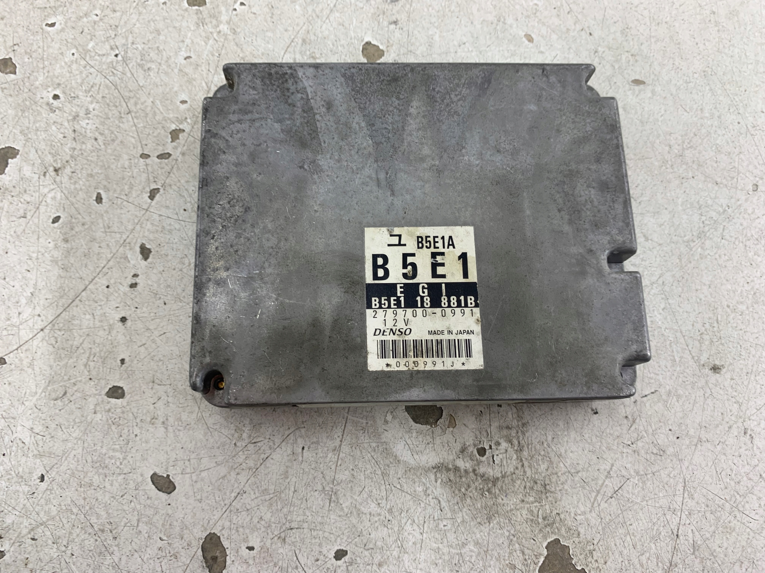 MAZDA DEMIO 1.3 control unit of the engine computer B5E118881B