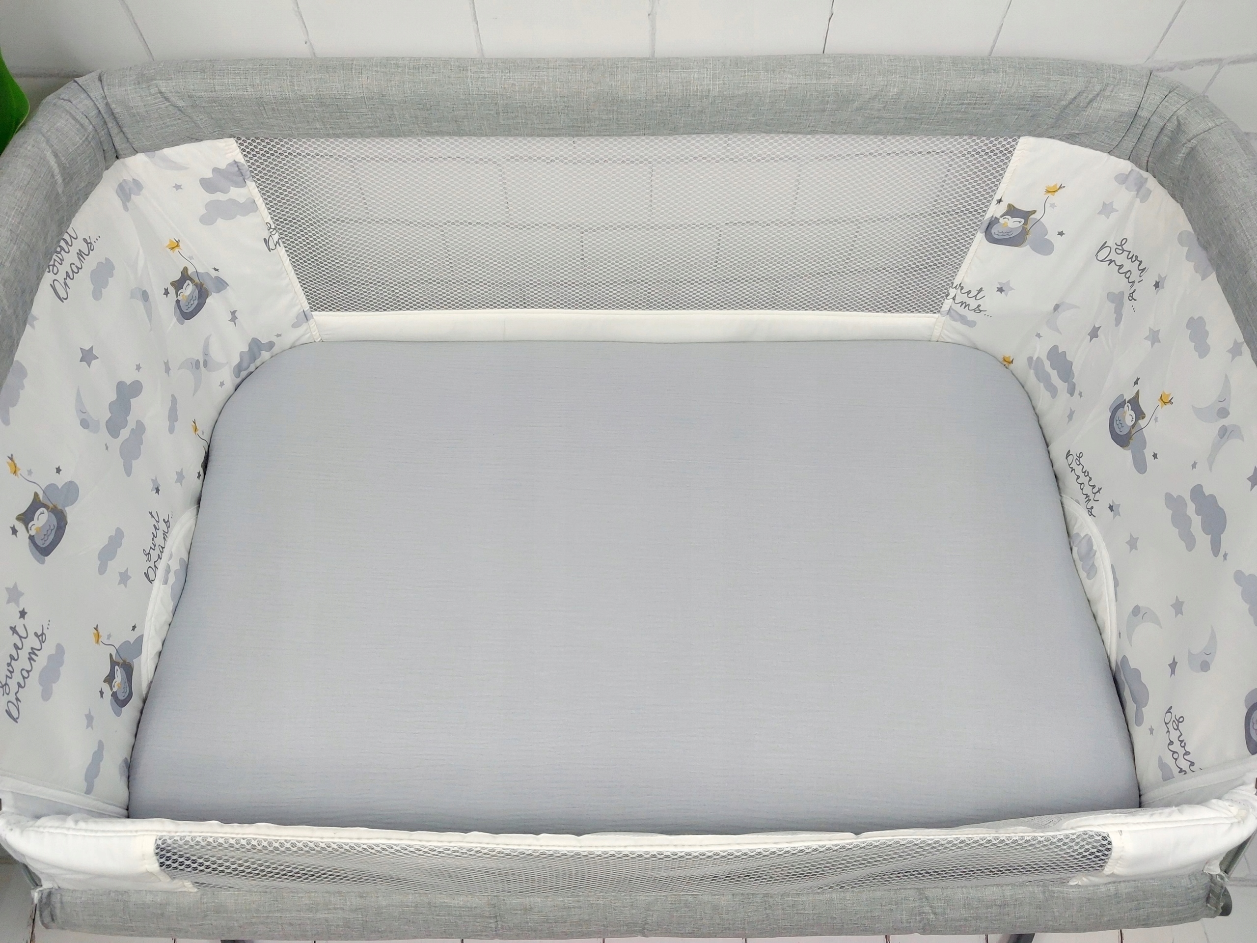 PRZEŚCIERADŁO MUŚLINOWE Z GUMKĄ DO ŁÓŻECZKA DOSTAWKI 50x82 SILVER Kod producenta 50/82/silver